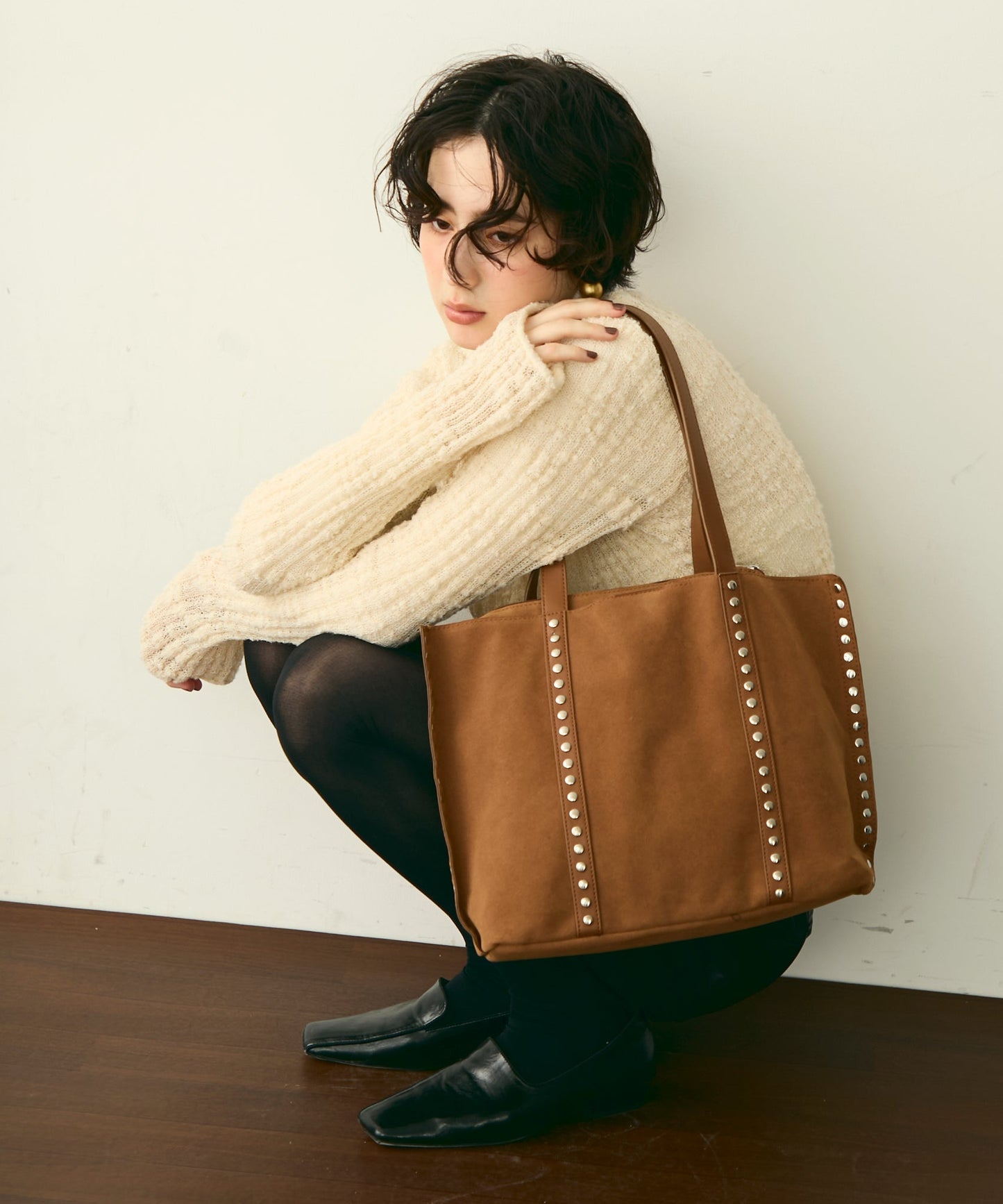 【ポーチ付】スタッズ付きスエードショルダーバッグ