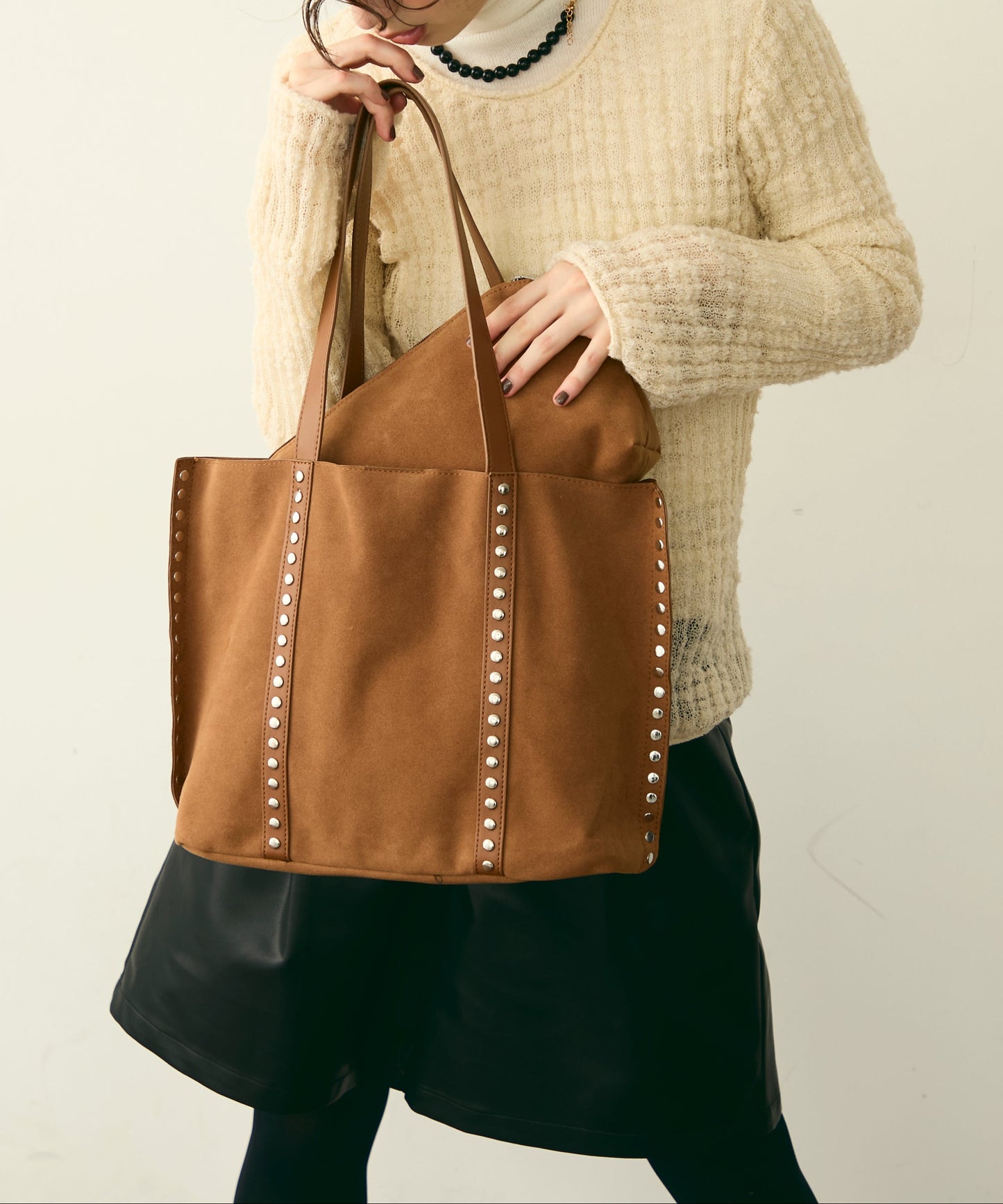 【ポーチ付】スタッズ付きスエードショルダーバッグ