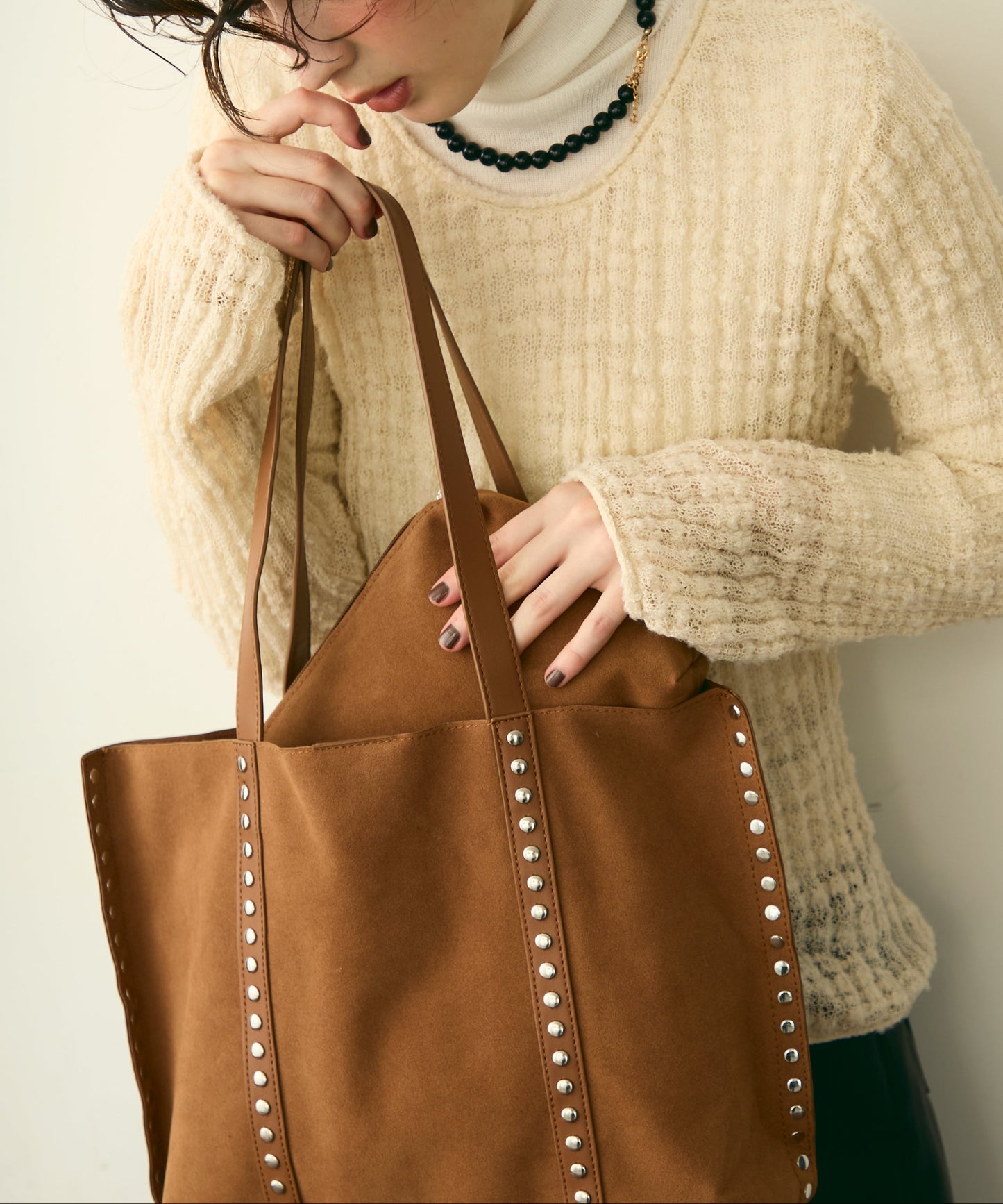 【ポーチ付】スタッズ付きスエードショルダーバッグ