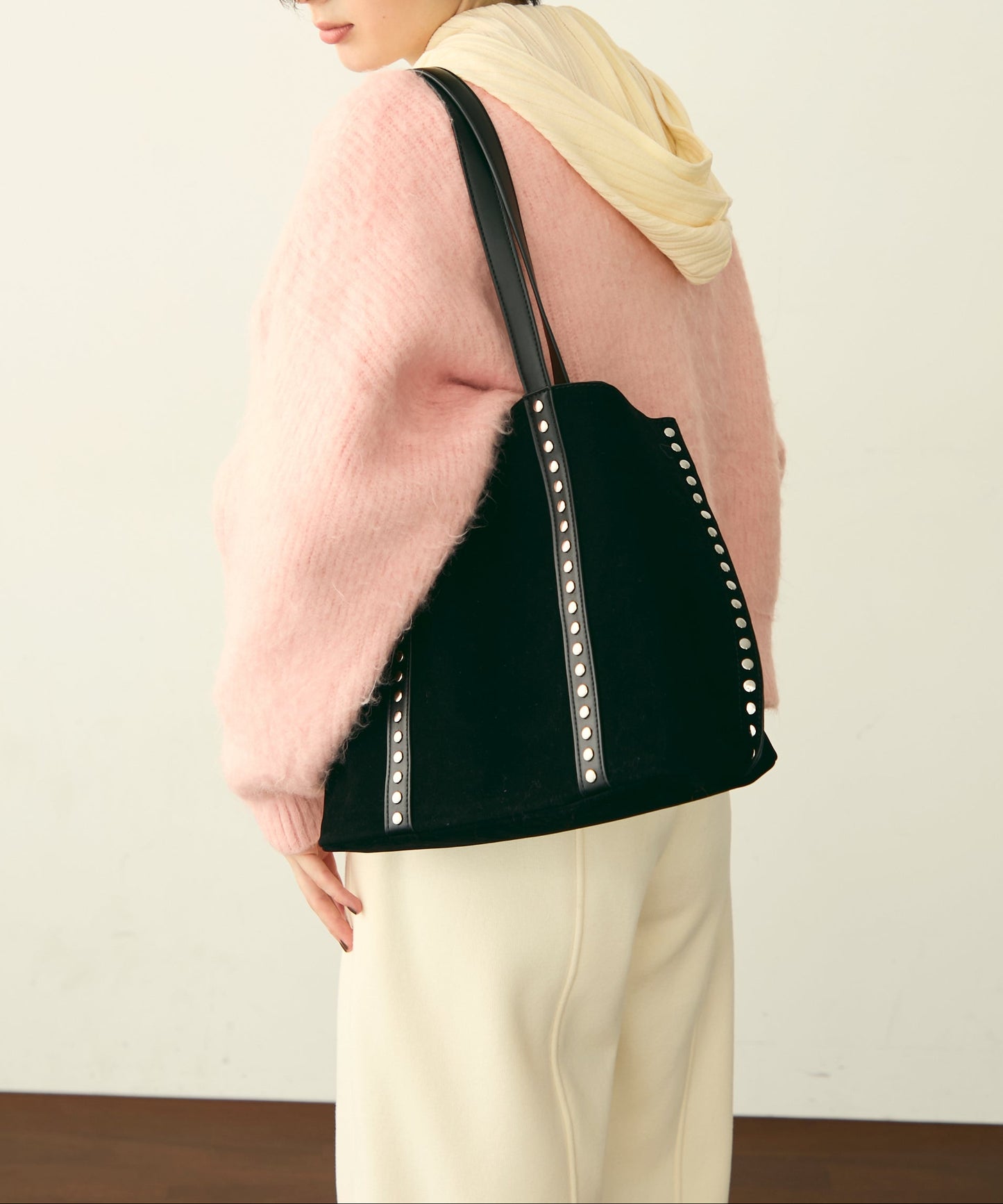 【ポーチ付】スタッズ付きスエードショルダーバッグ