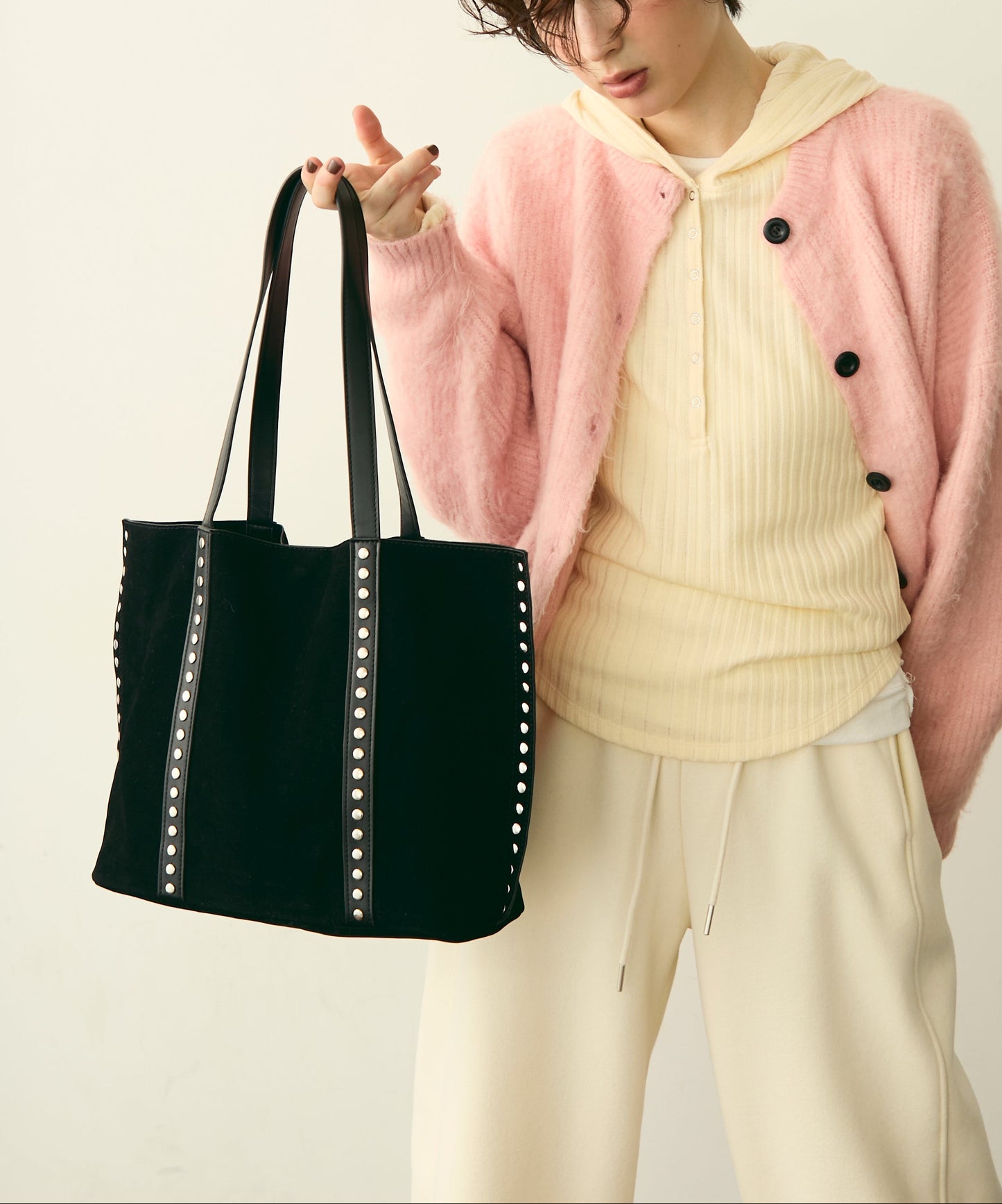 【ポーチ付】スタッズ付きスエードショルダーバッグ