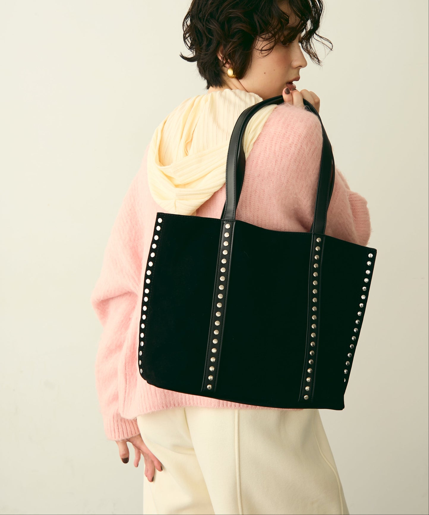 【ポーチ付】スタッズ付きスエードショルダーバッグ