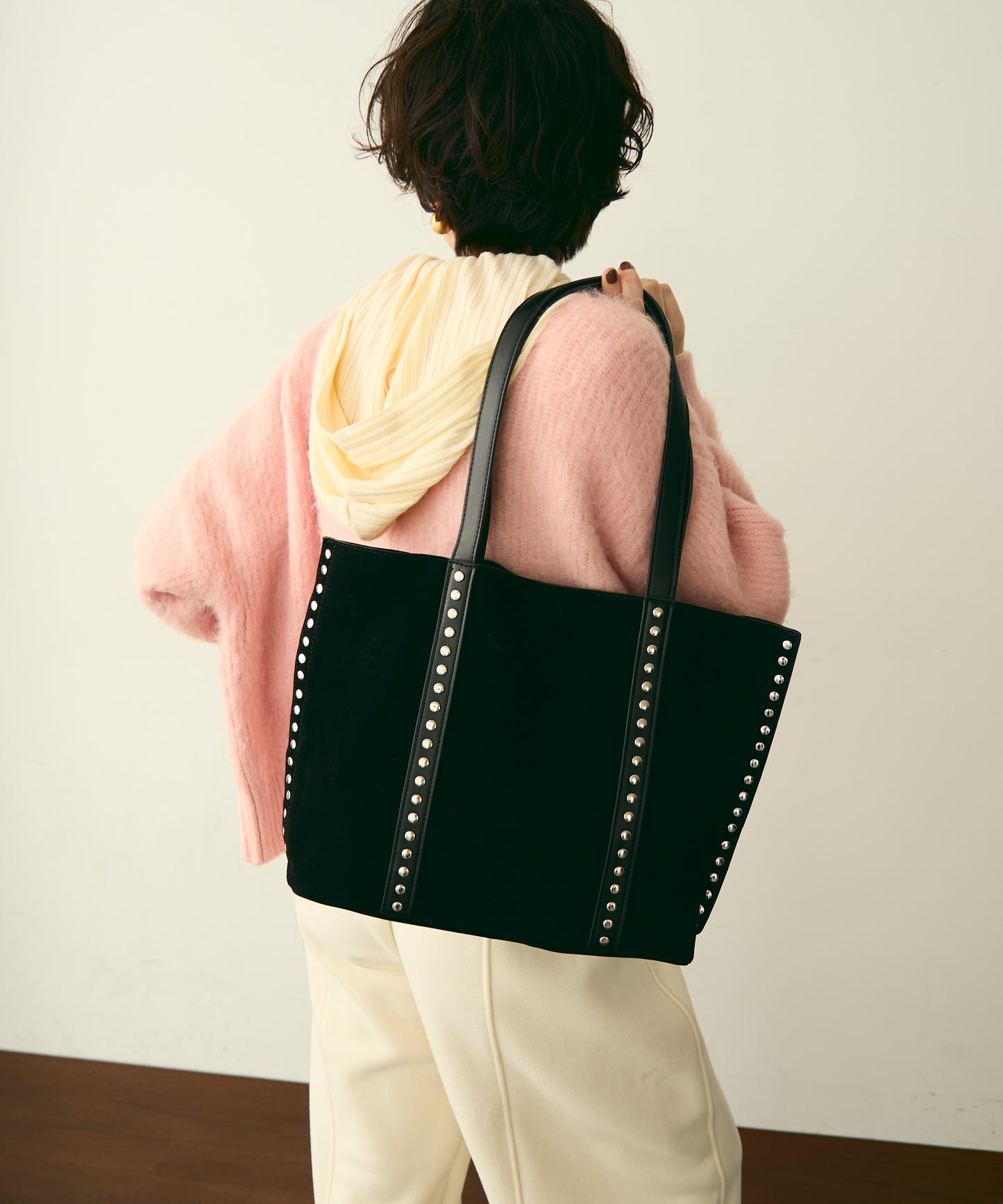 【ポーチ付】スタッズ付きスエードショルダーバッグ