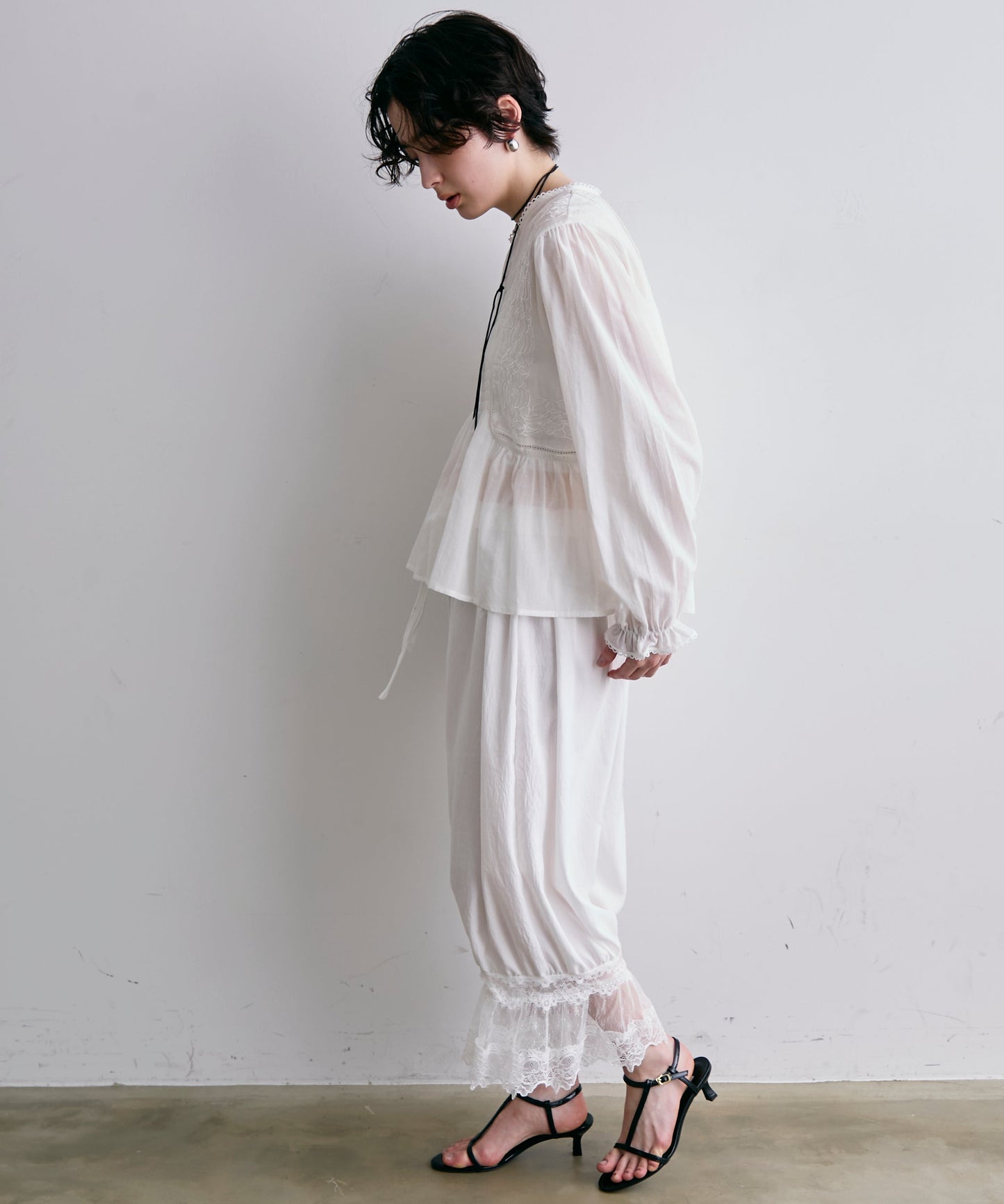 フォークロア刺繍シャーリングペプラムブラウス