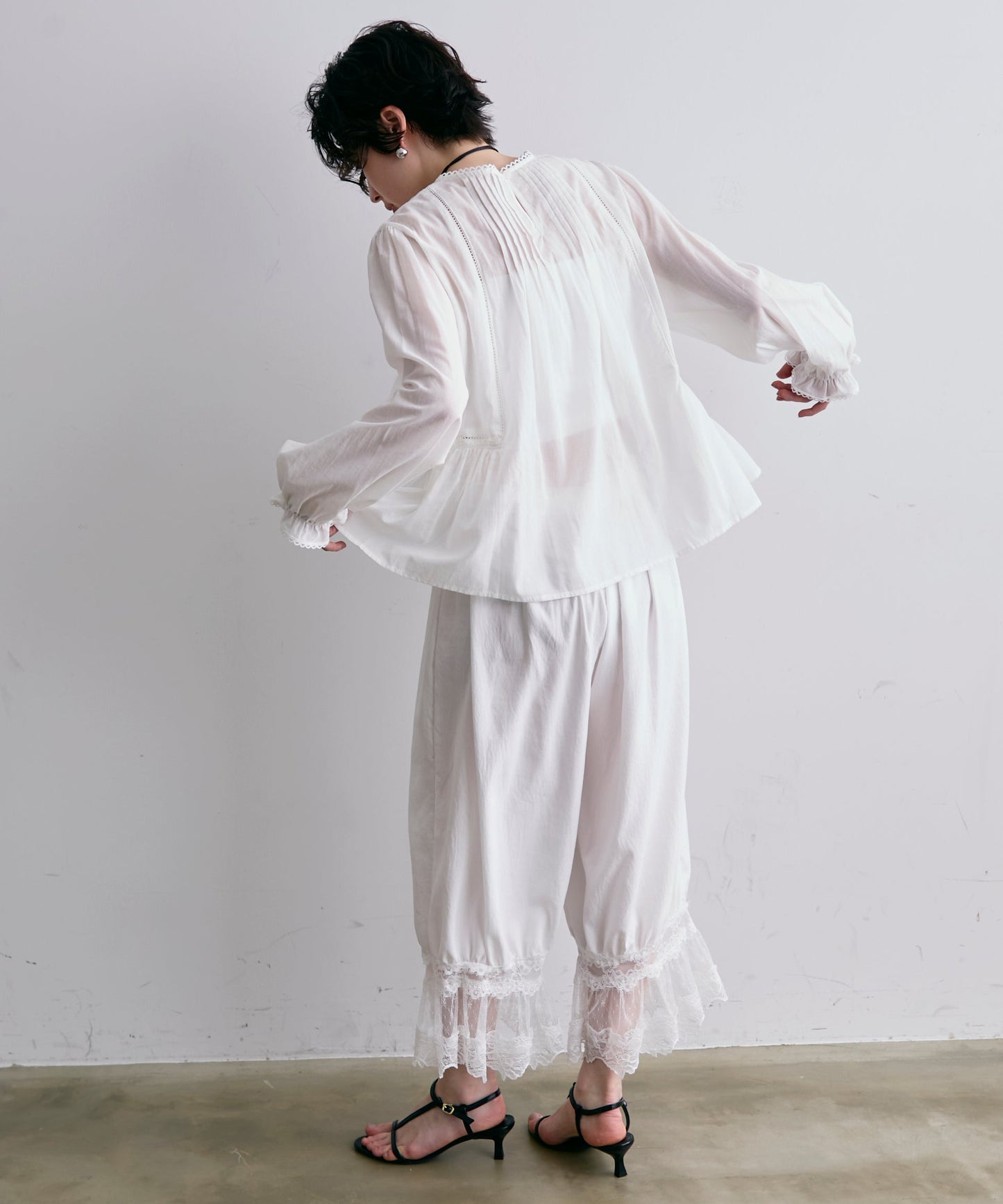 フォークロア刺繍シャーリングペプラムブラウス