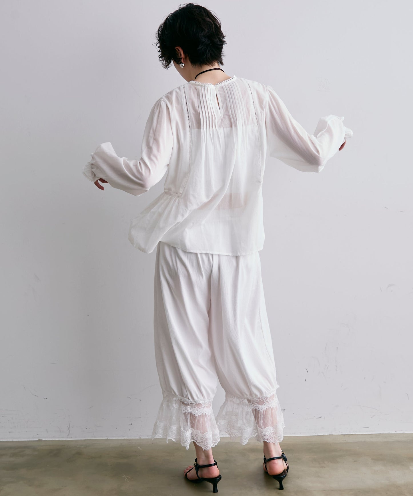 フォークロア刺繍シャーリングペプラムブラウス