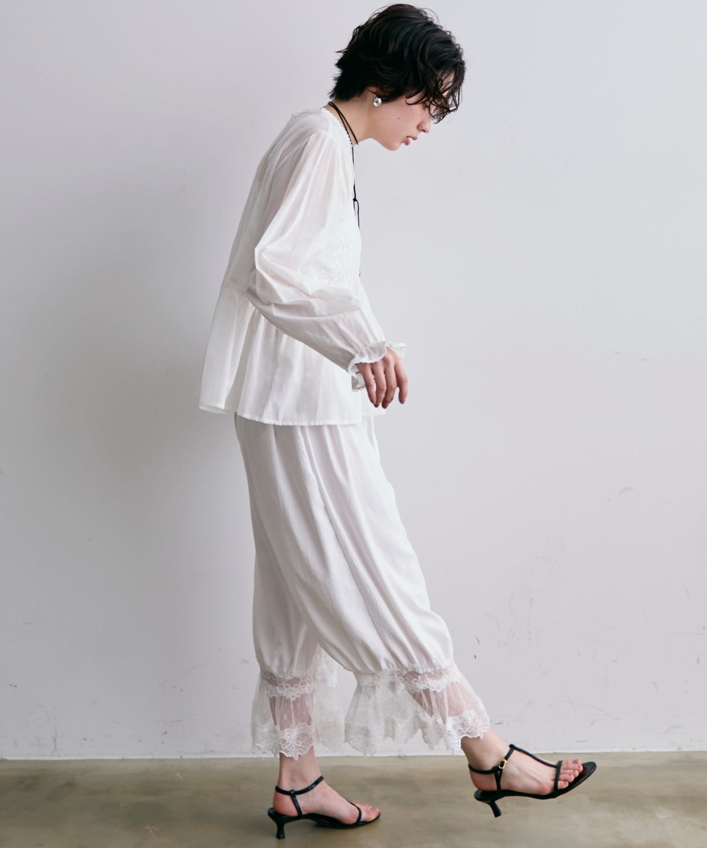 フォークロア刺繍シャーリングペプラムブラウス