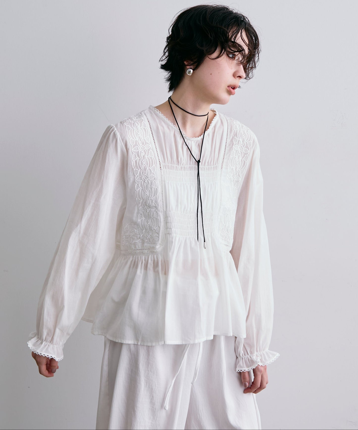 フォークロア刺繍シャーリングペプラムブラウス