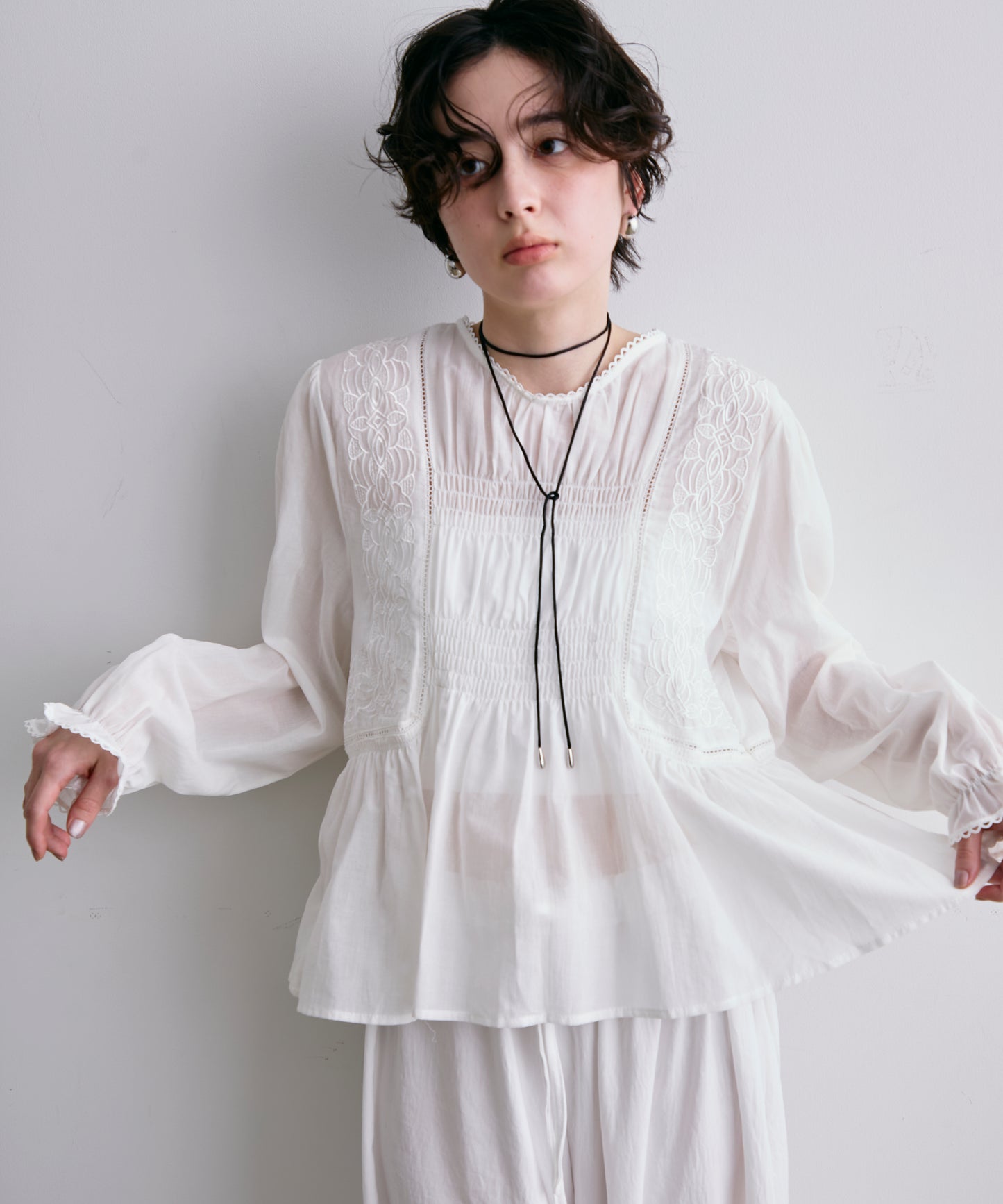 フォークロア刺繍シャーリングペプラムブラウス