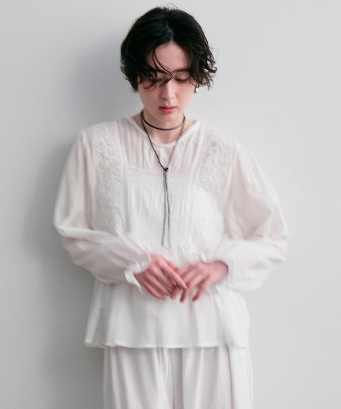 フォークロア刺繍シャーリングペプラムブラウス