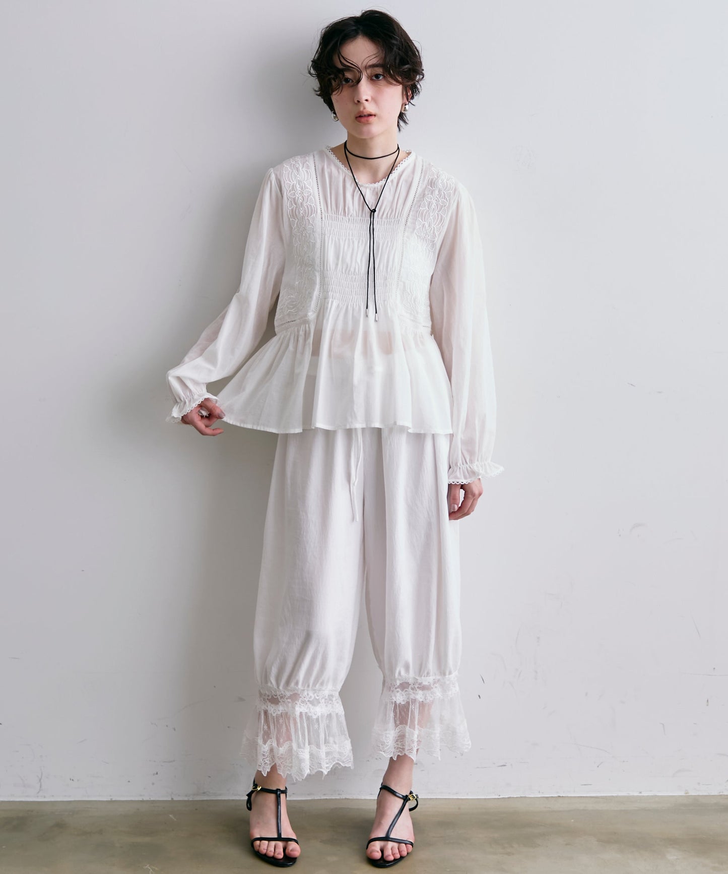 フォークロア刺繍シャーリングペプラムブラウス