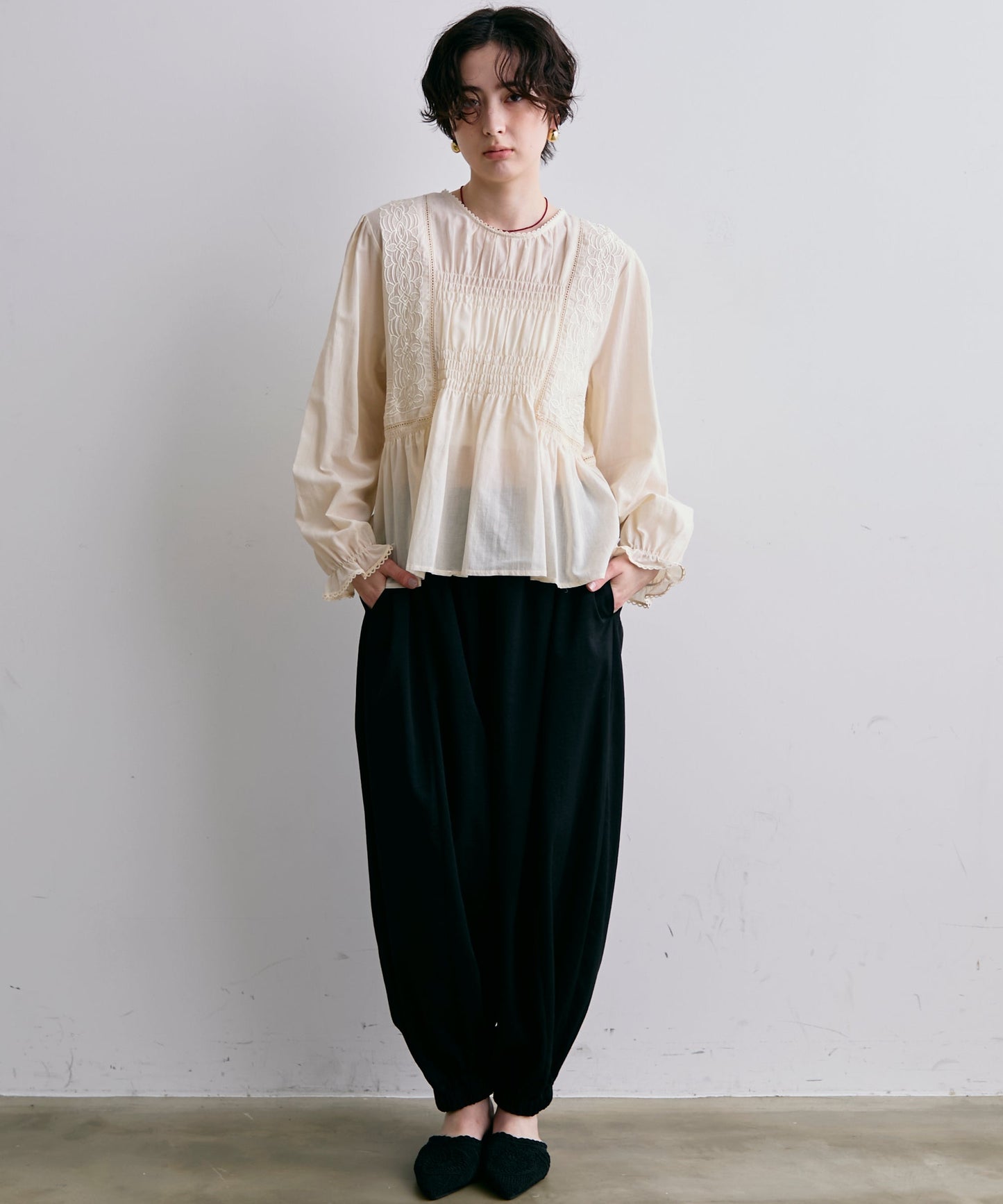 フォークロア刺繍シャーリングペプラムブラウス