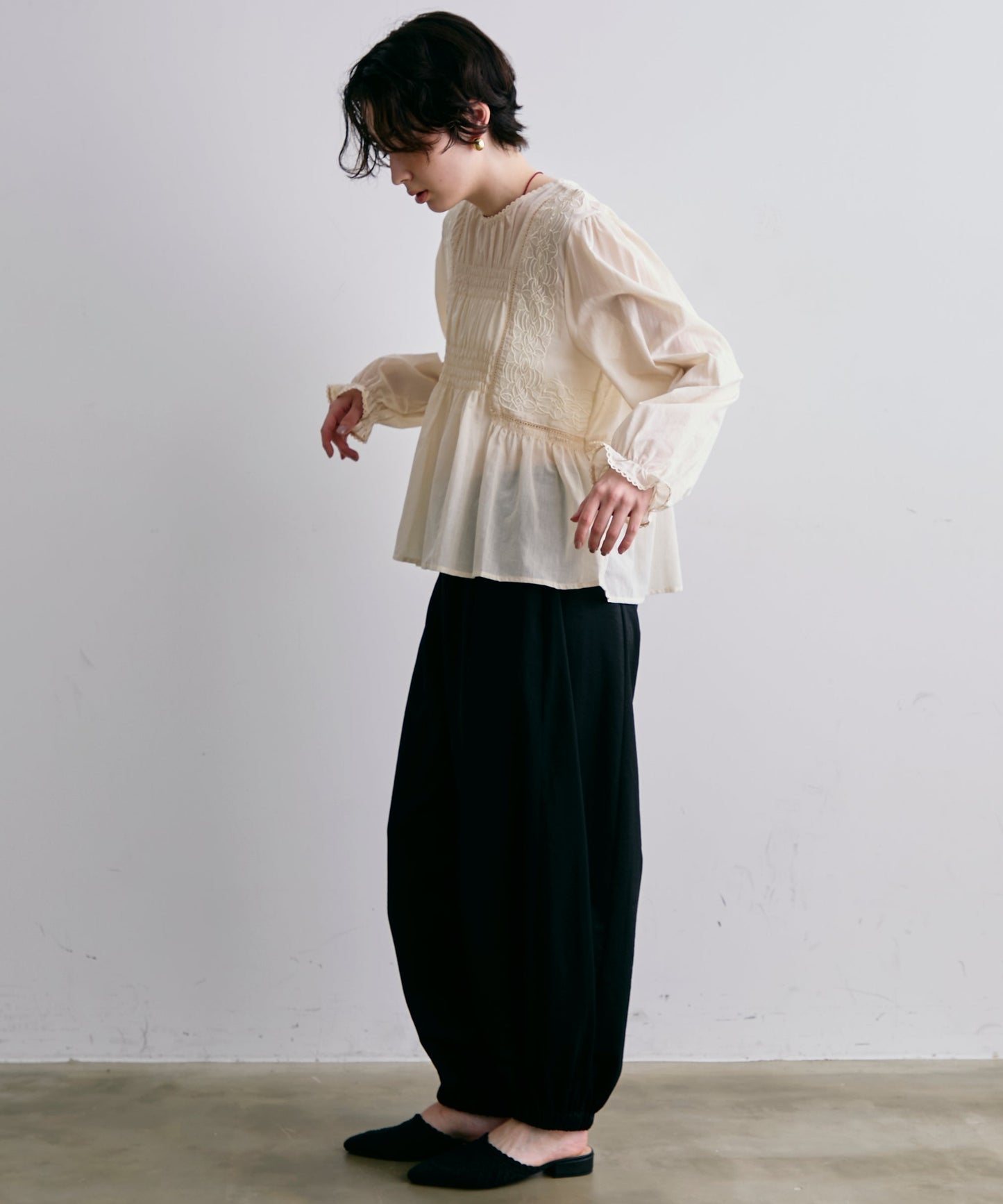 フォークロア刺繍シャーリングペプラムブラウス