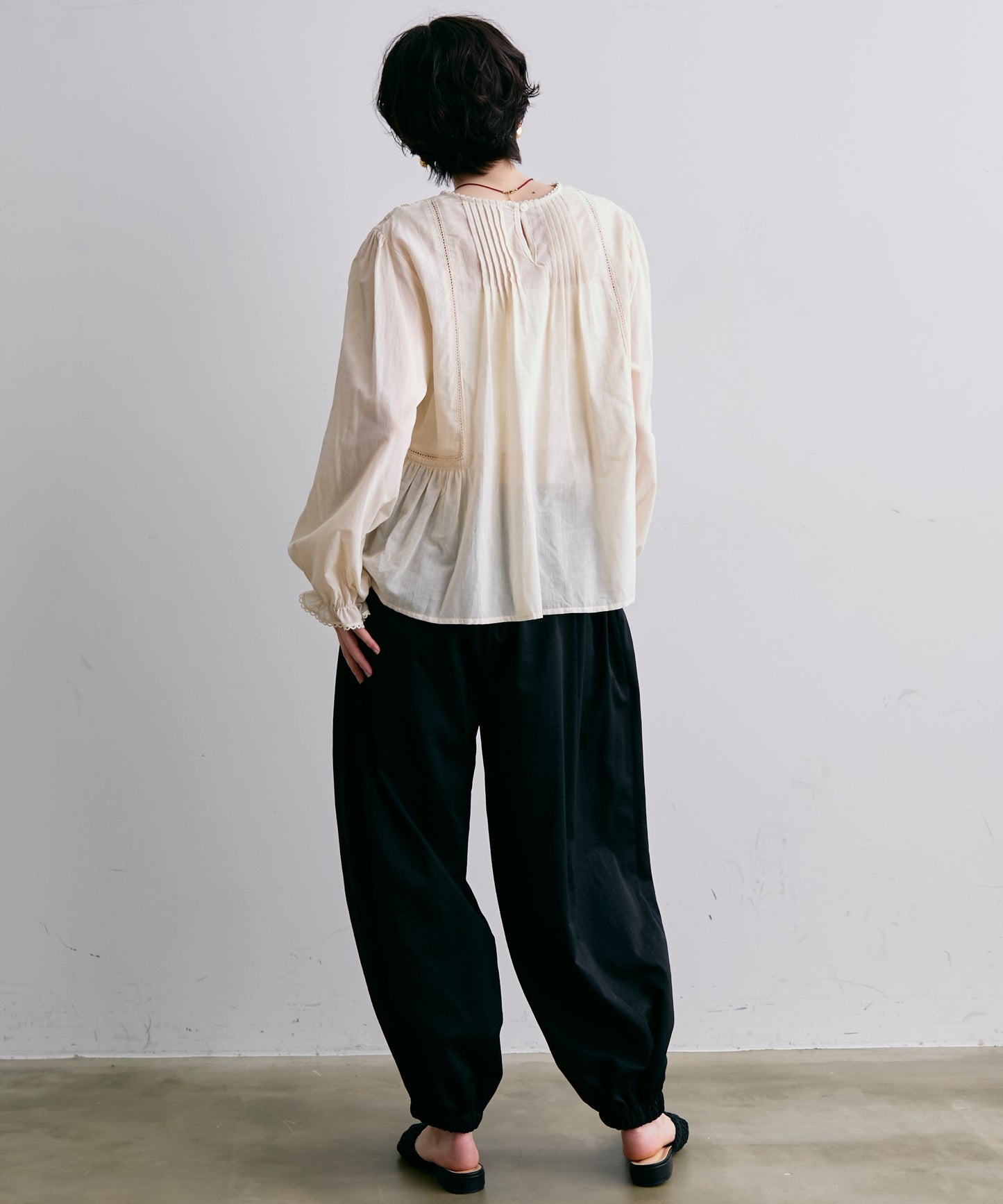 フォークロア刺繍シャーリングペプラムブラウス