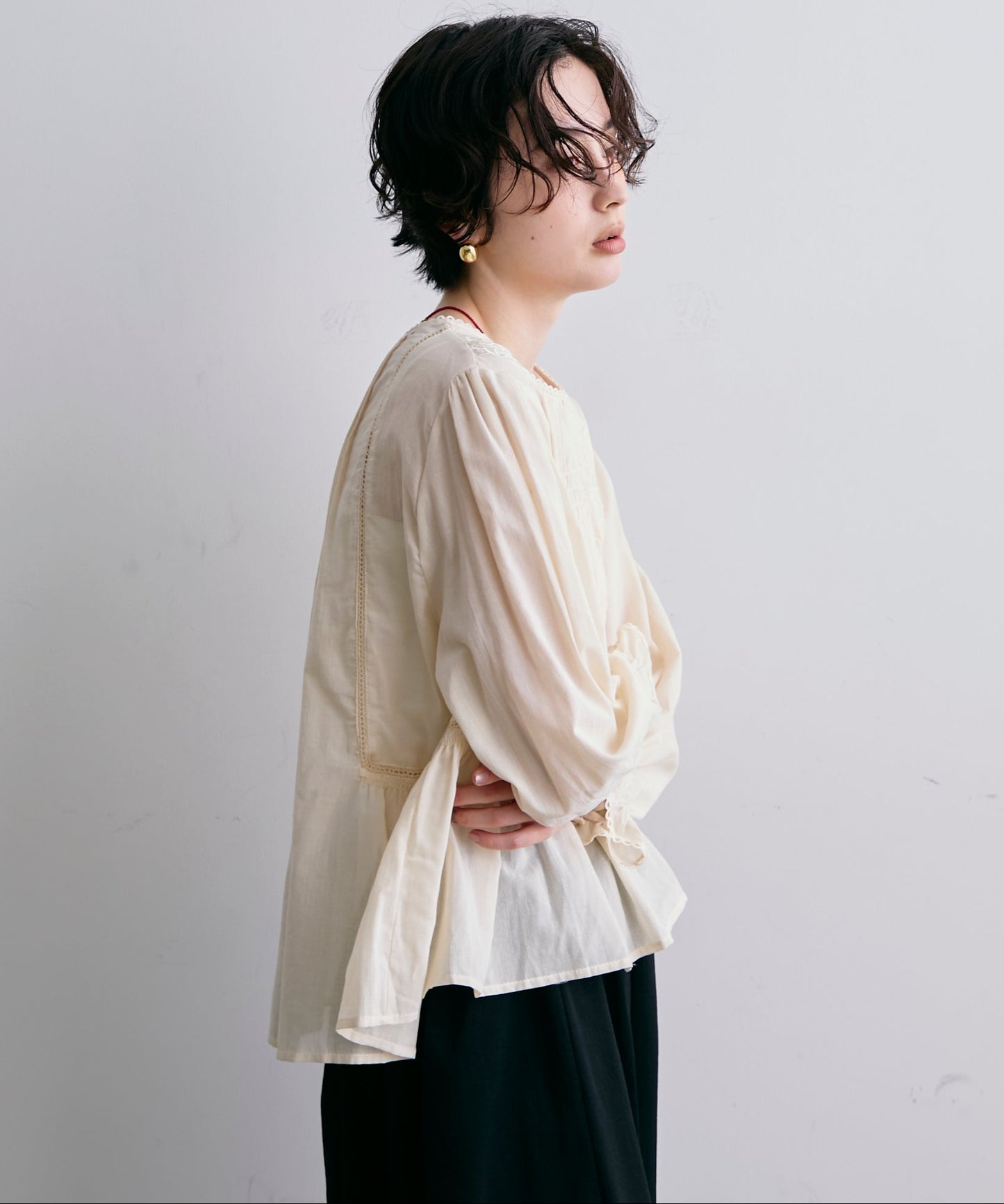 フォークロア刺繍シャーリングペプラムブラウス