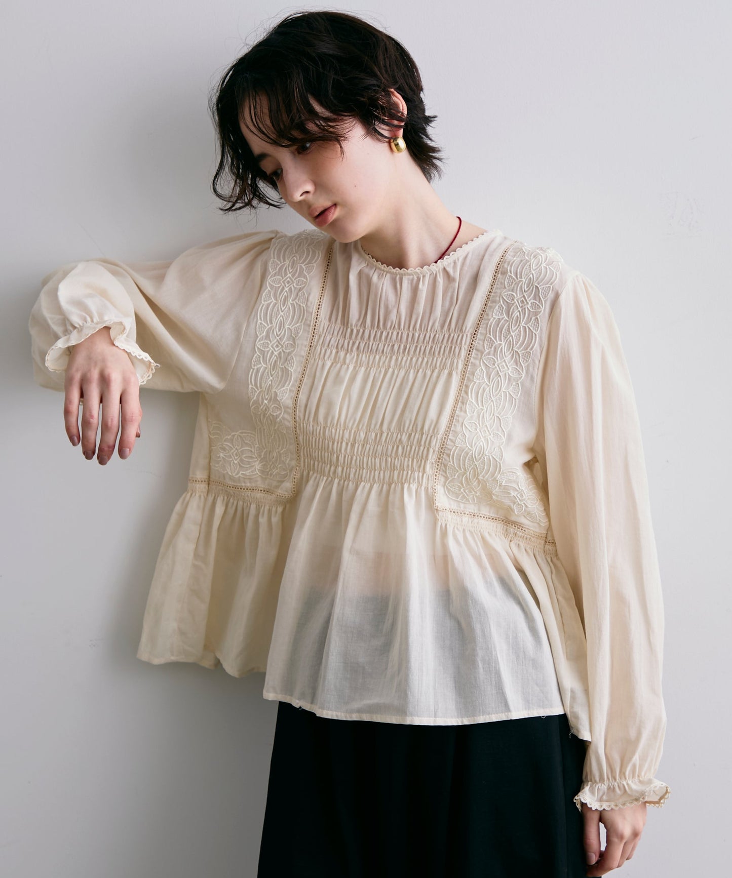 フォークロア刺繍シャーリングペプラムブラウス