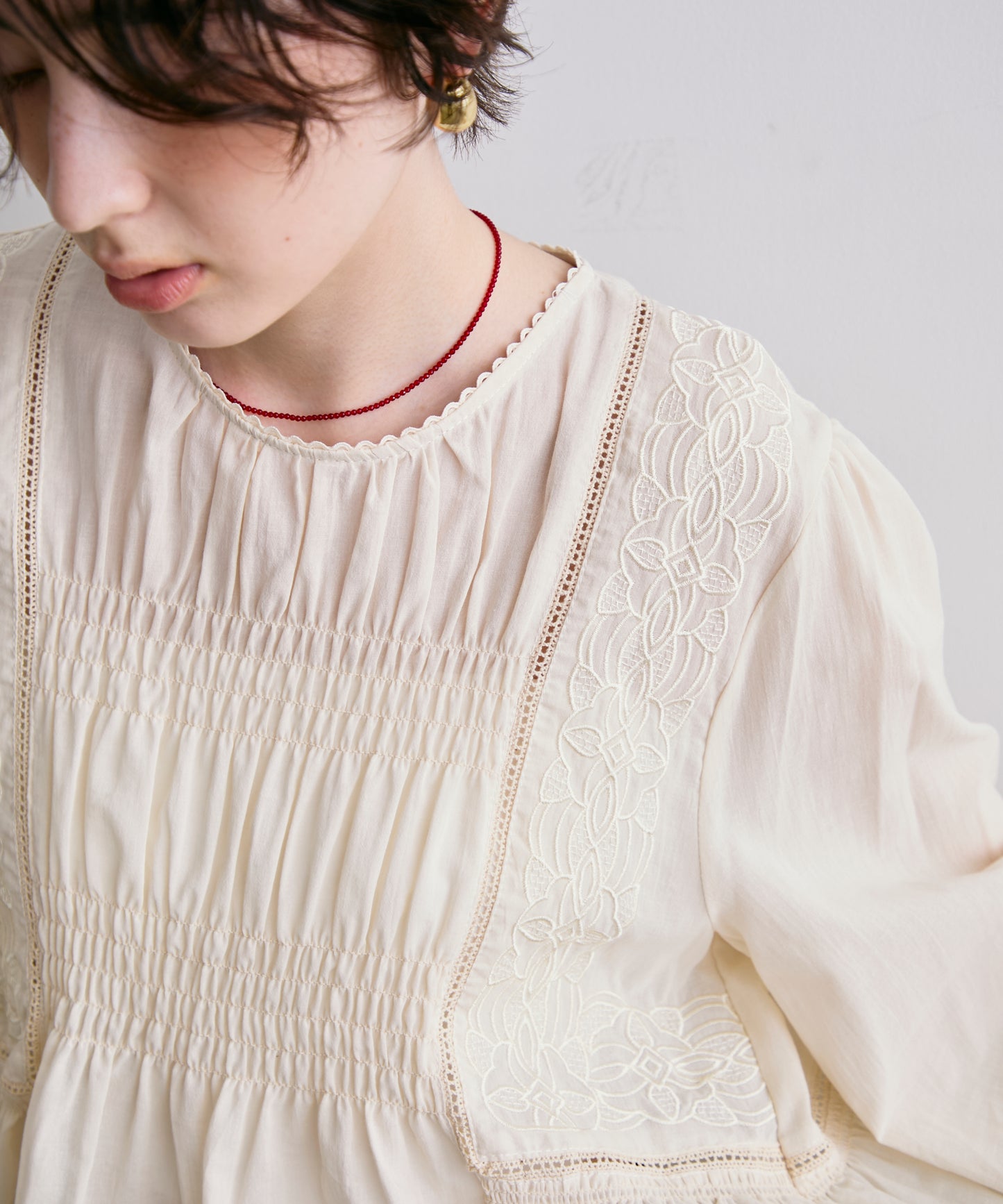 フォークロア刺繍シャーリングペプラムブラウス