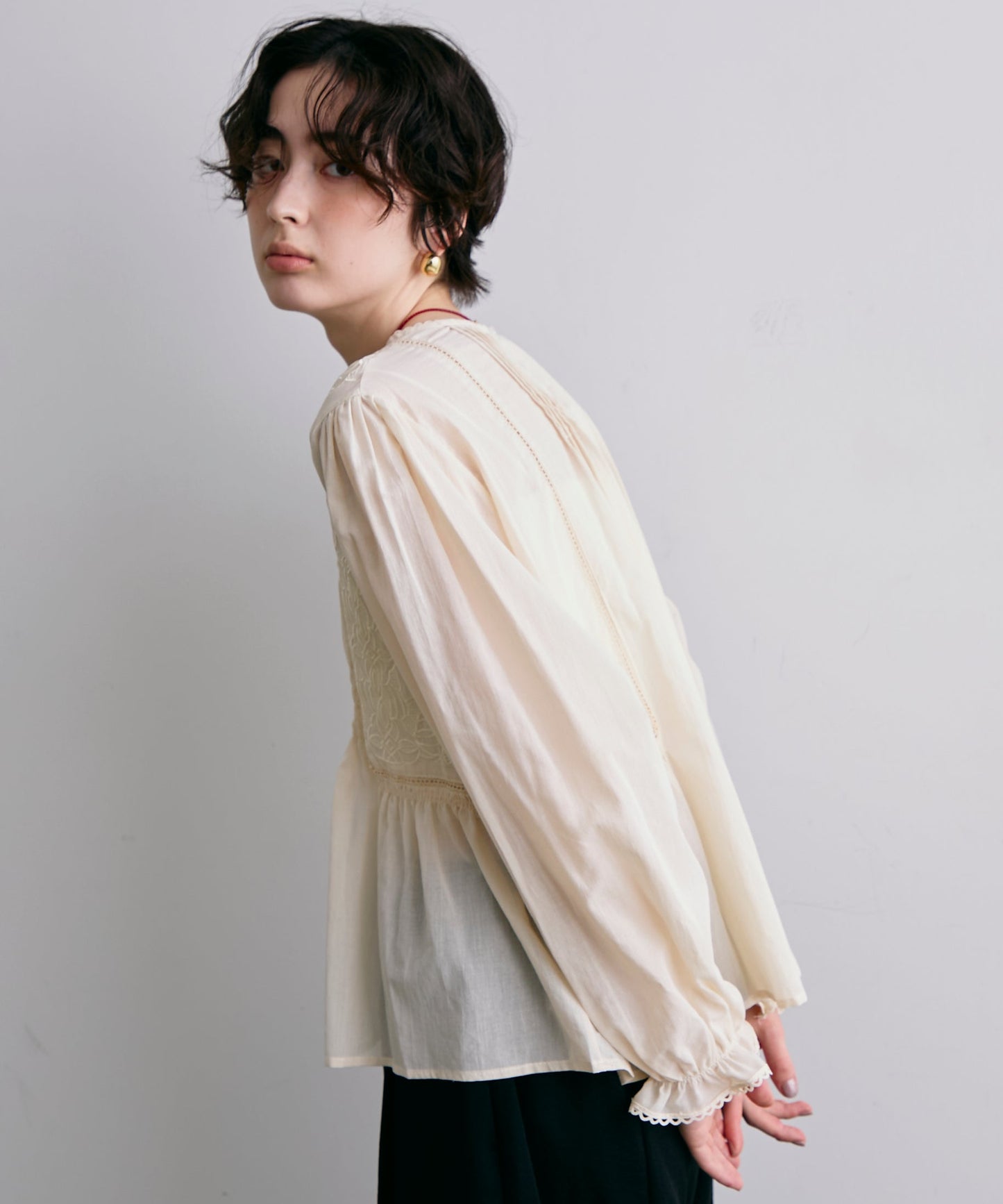 フォークロア刺繍シャーリングペプラムブラウス