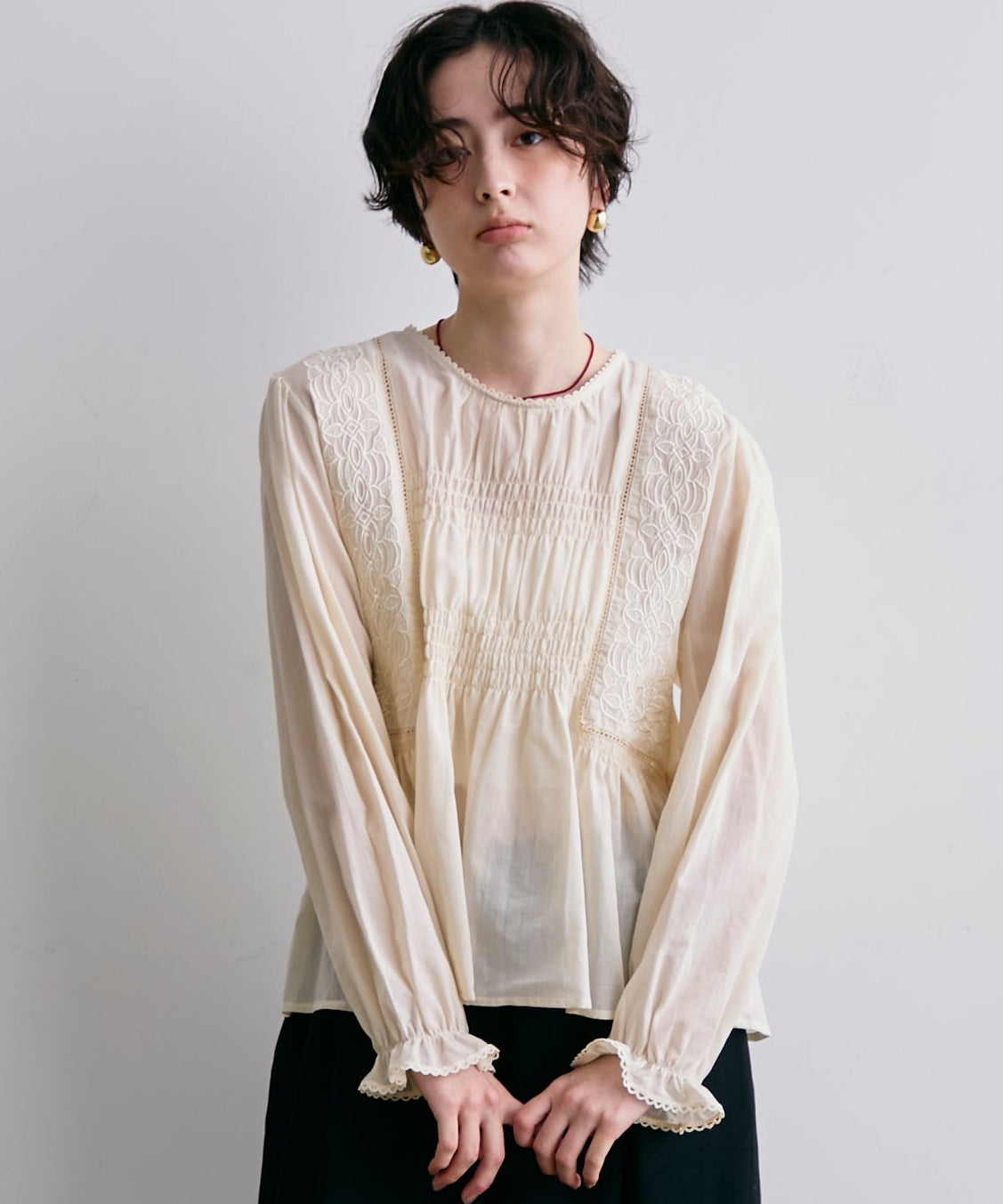 フォークロア刺繍シャーリングペプラムブラウス