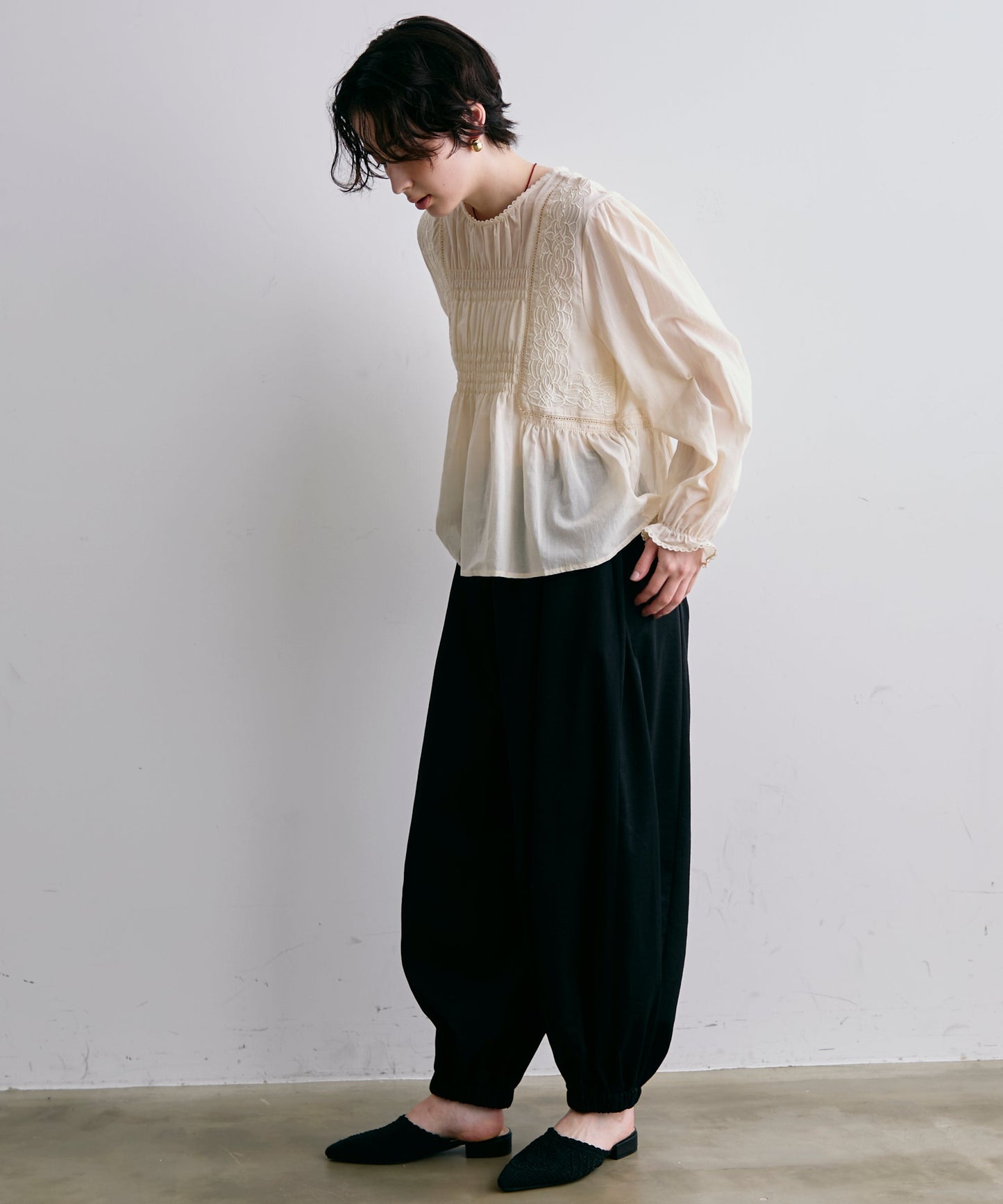 フォークロア刺繍シャーリングペプラムブラウス