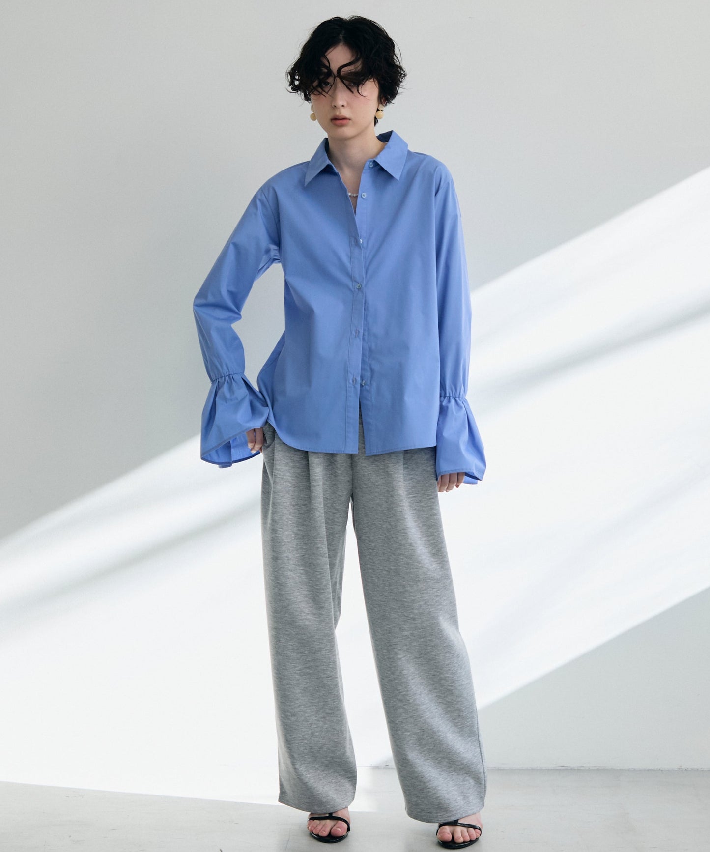 袖フレアーシャツ