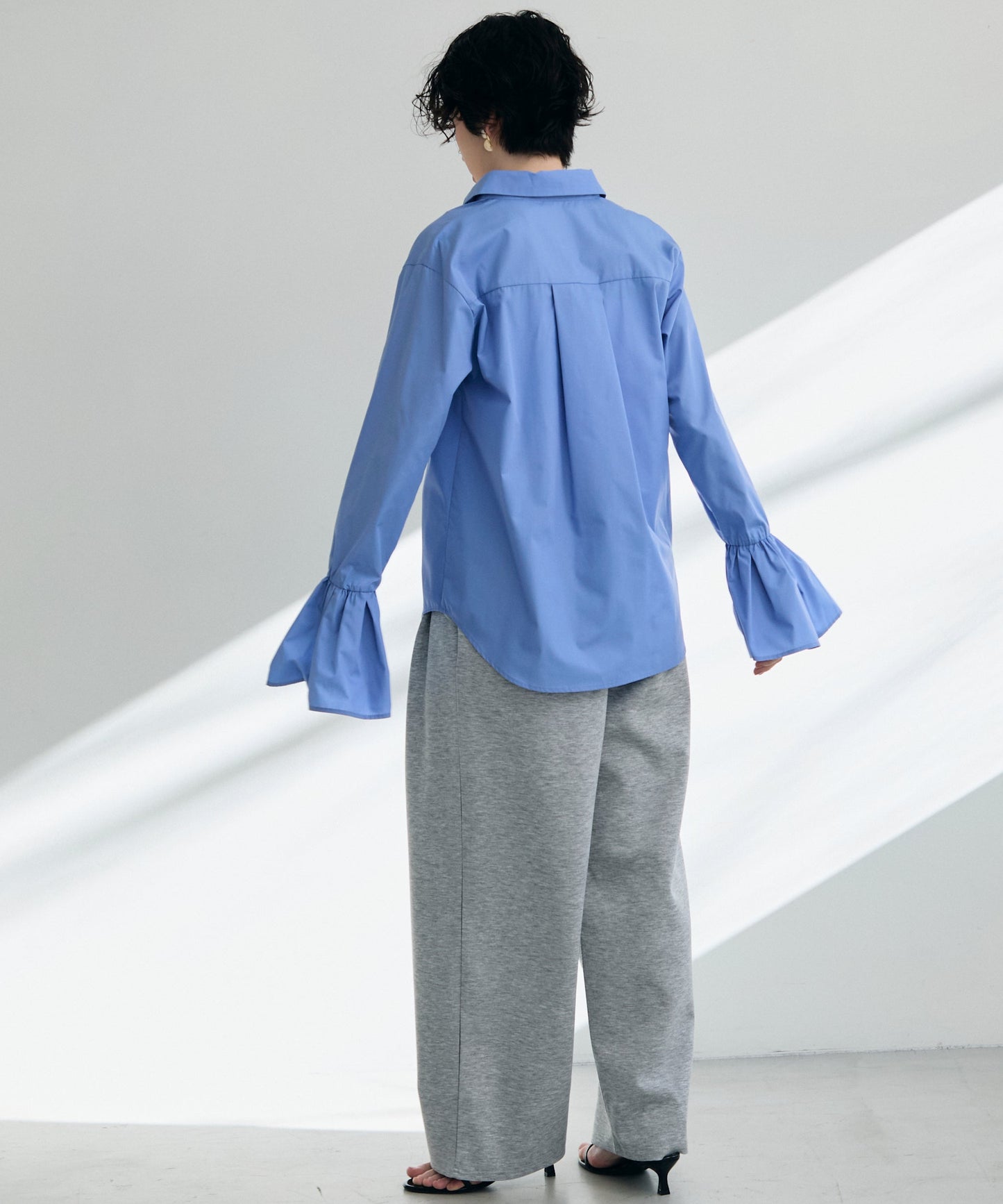 袖フレアーシャツ