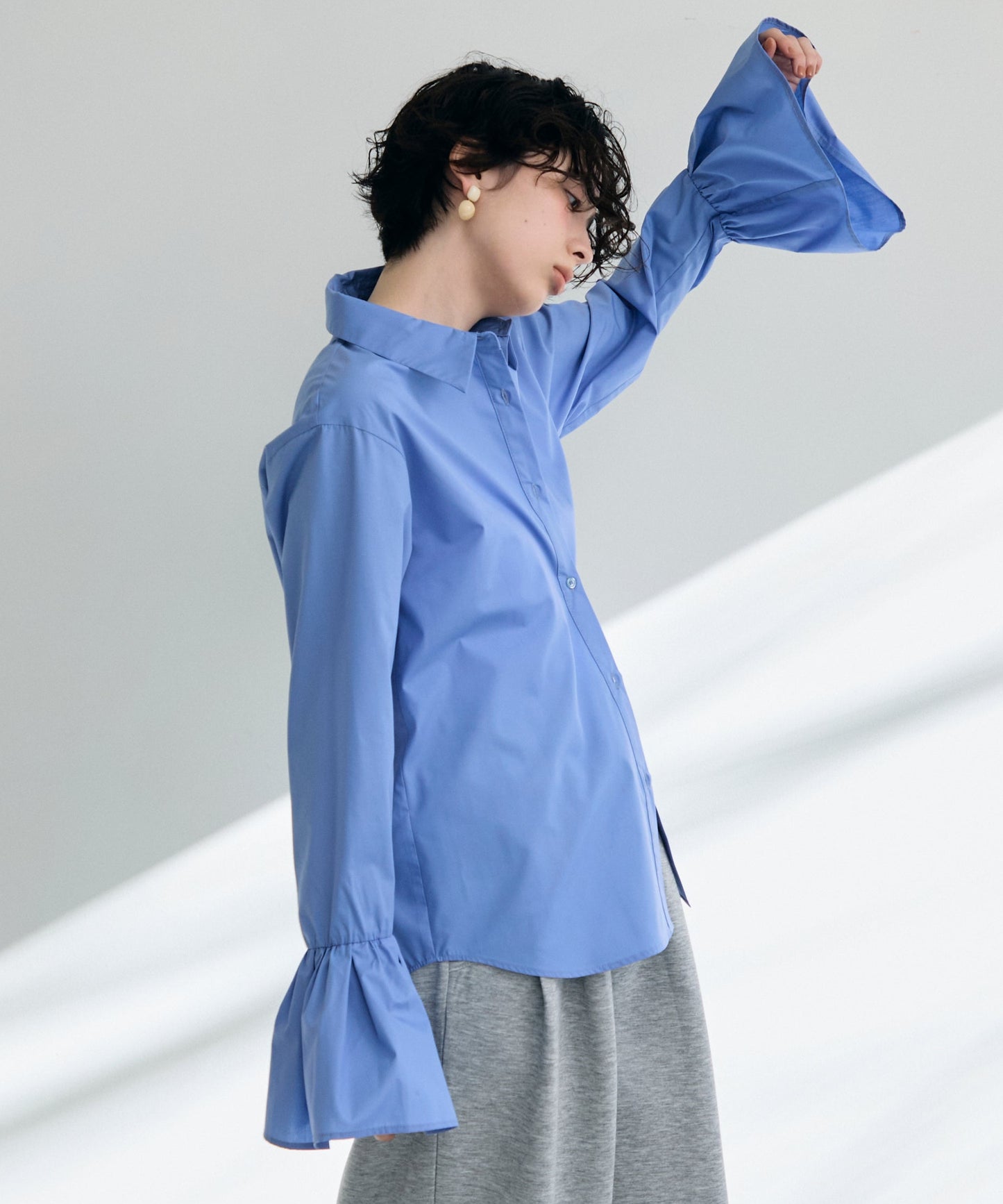 袖フレアーシャツ