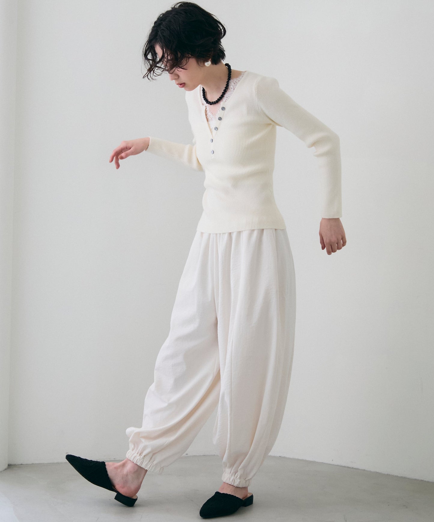 レースレイヤードヘンリーネックリブニット