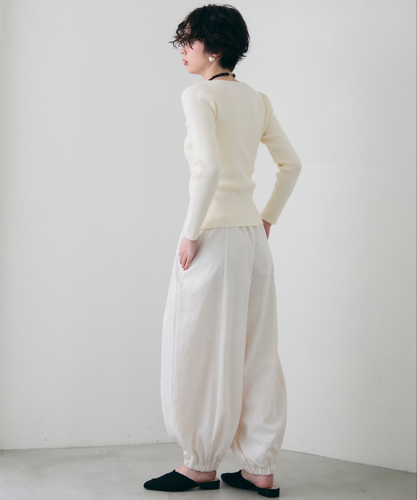 レースレイヤードヘンリーネックリブニット