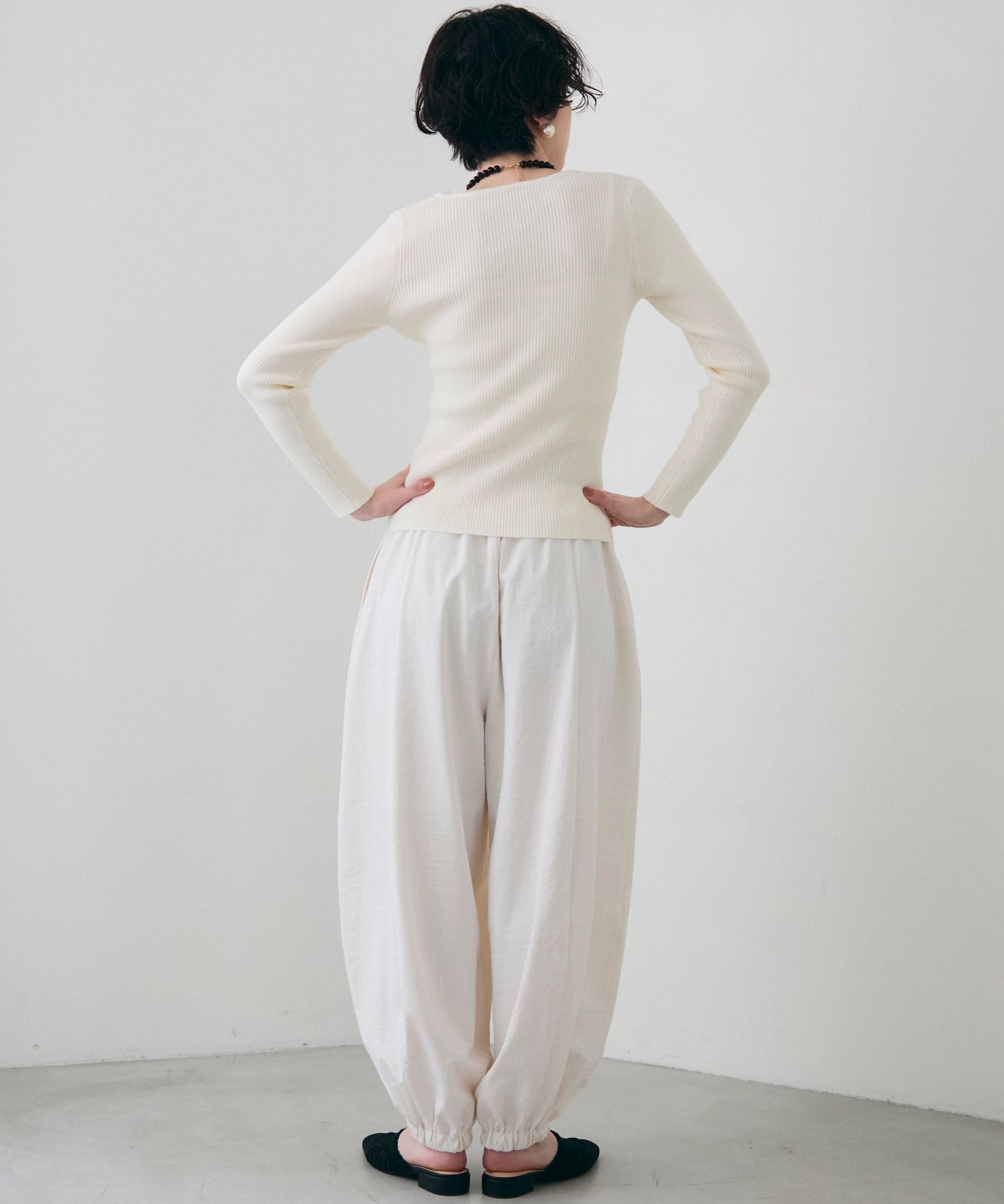 レースレイヤードヘンリーネックリブニット