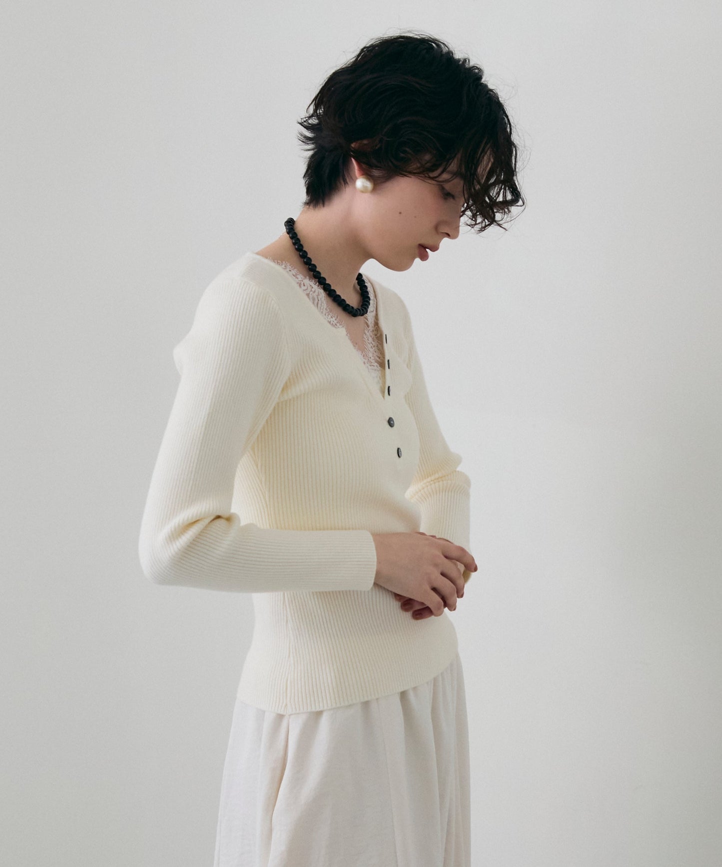 レースレイヤードヘンリーネックリブニット