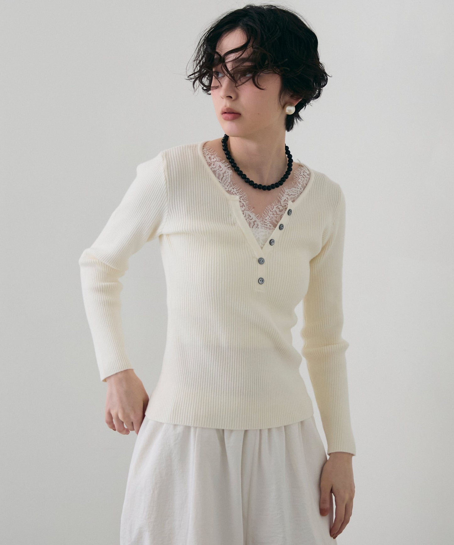 レースレイヤードヘンリーネックリブニット