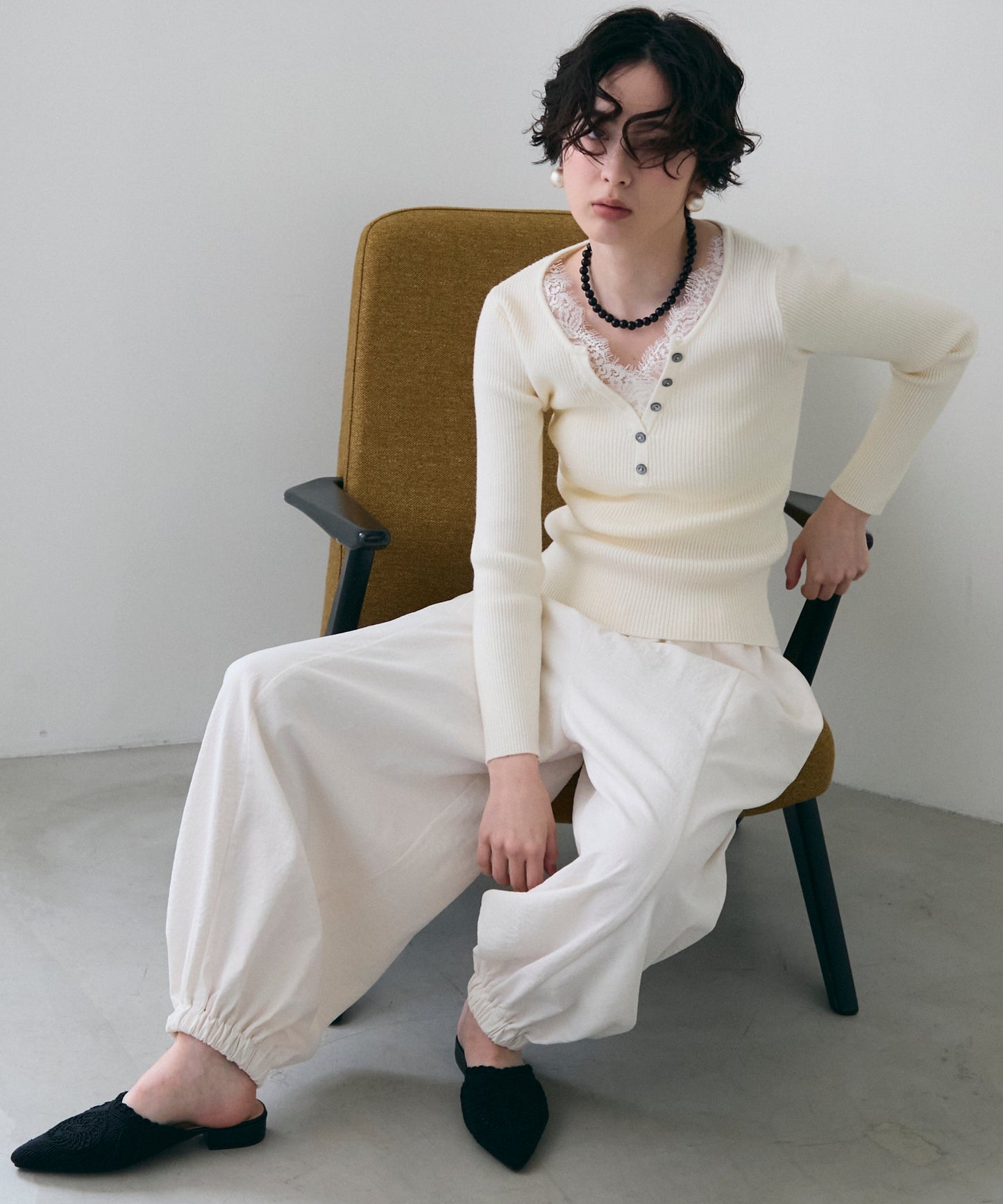 レースレイヤードヘンリーネックリブニット