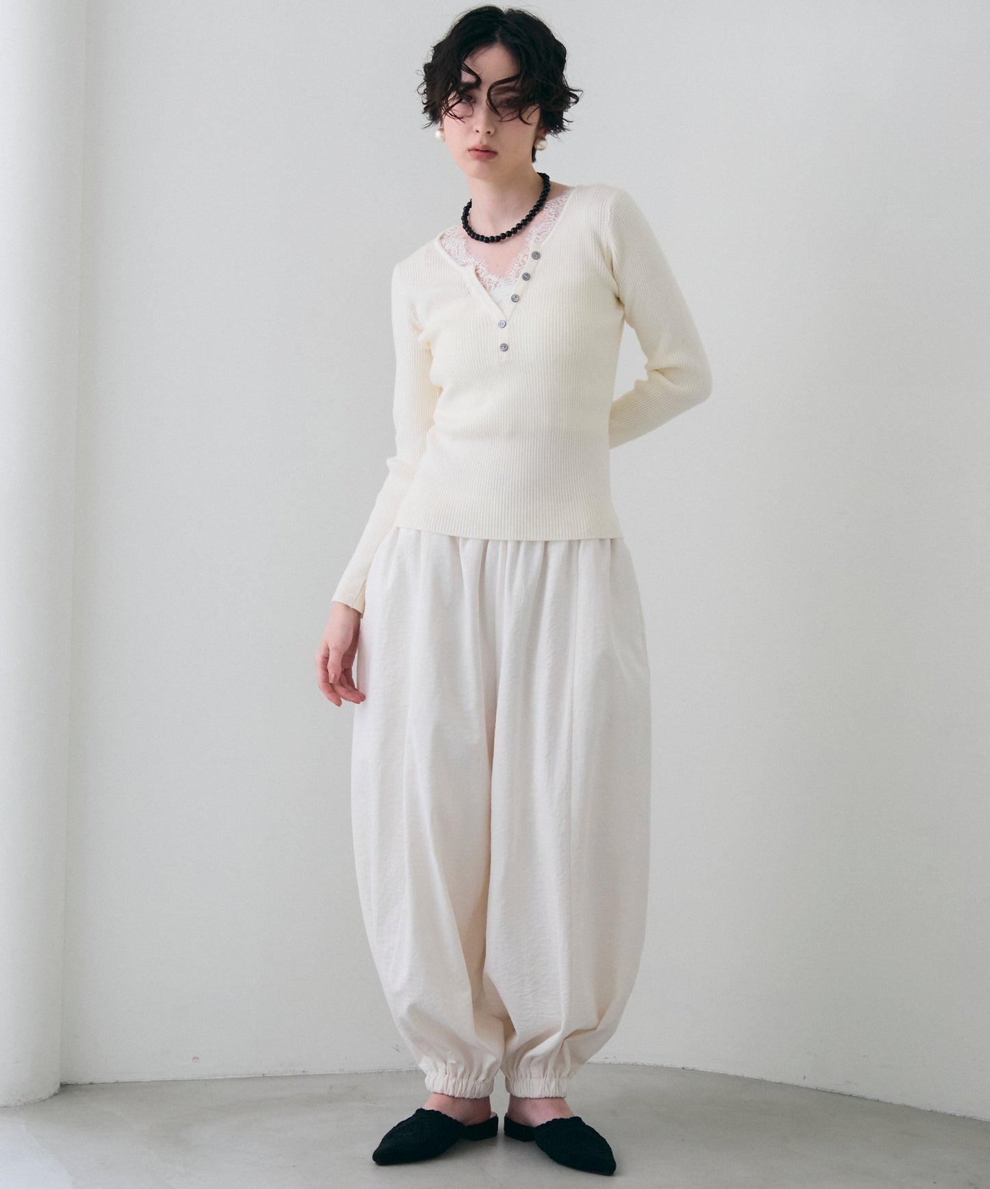 レースレイヤードヘンリーネックリブニット