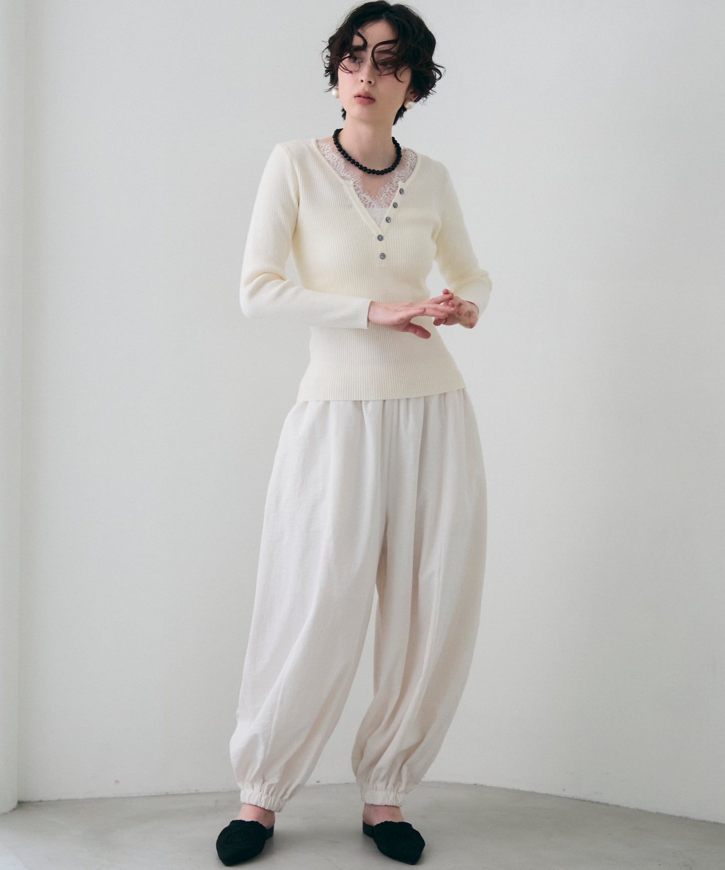 レースレイヤードヘンリーネックリブニット