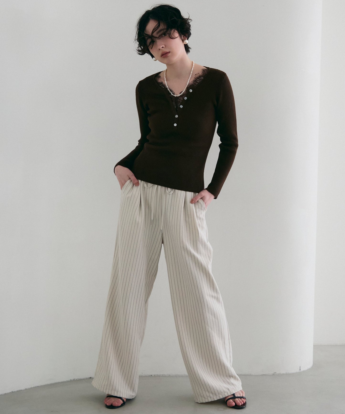 レースレイヤードヘンリーネックリブニット