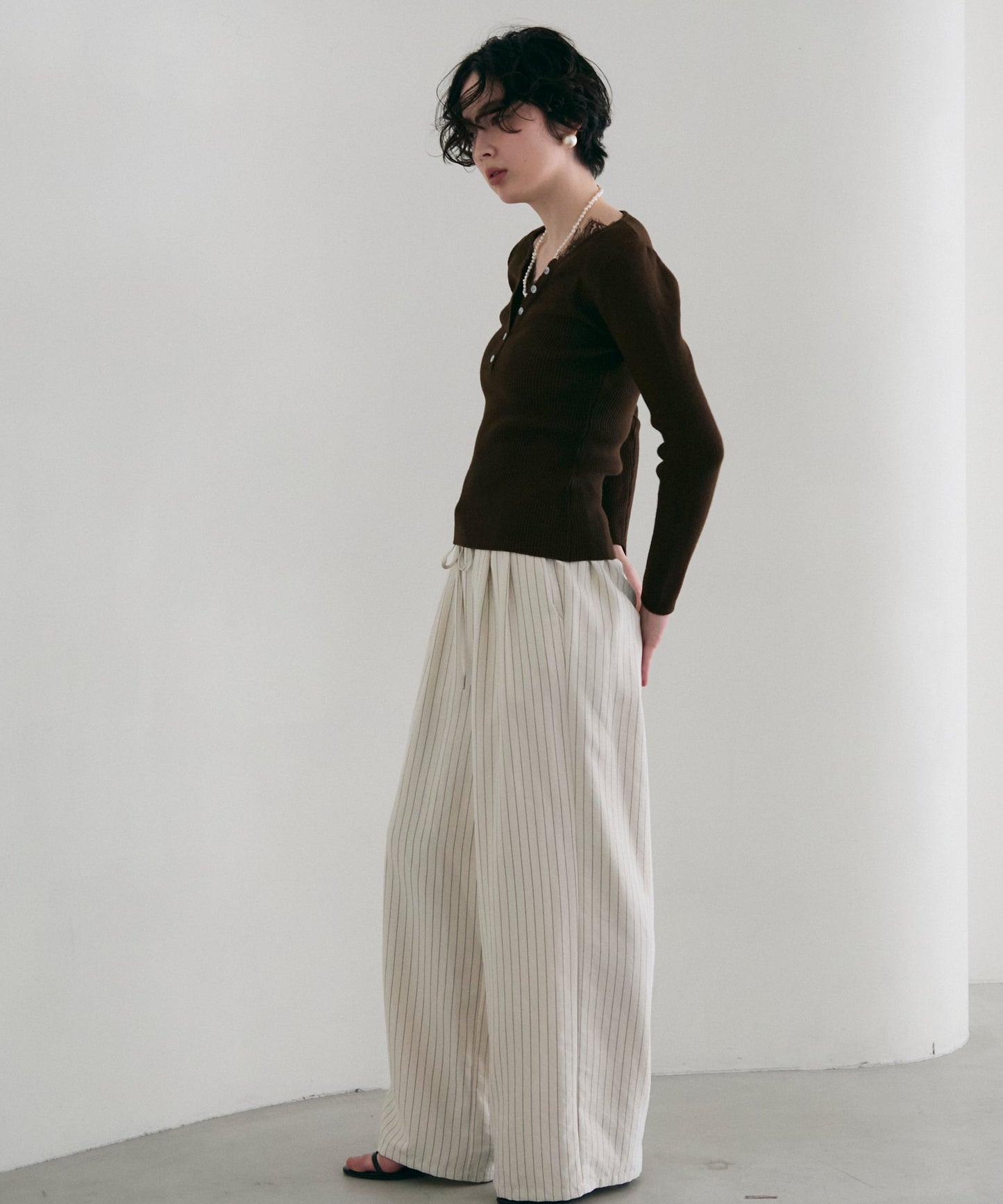 レースレイヤードヘンリーネックリブニット