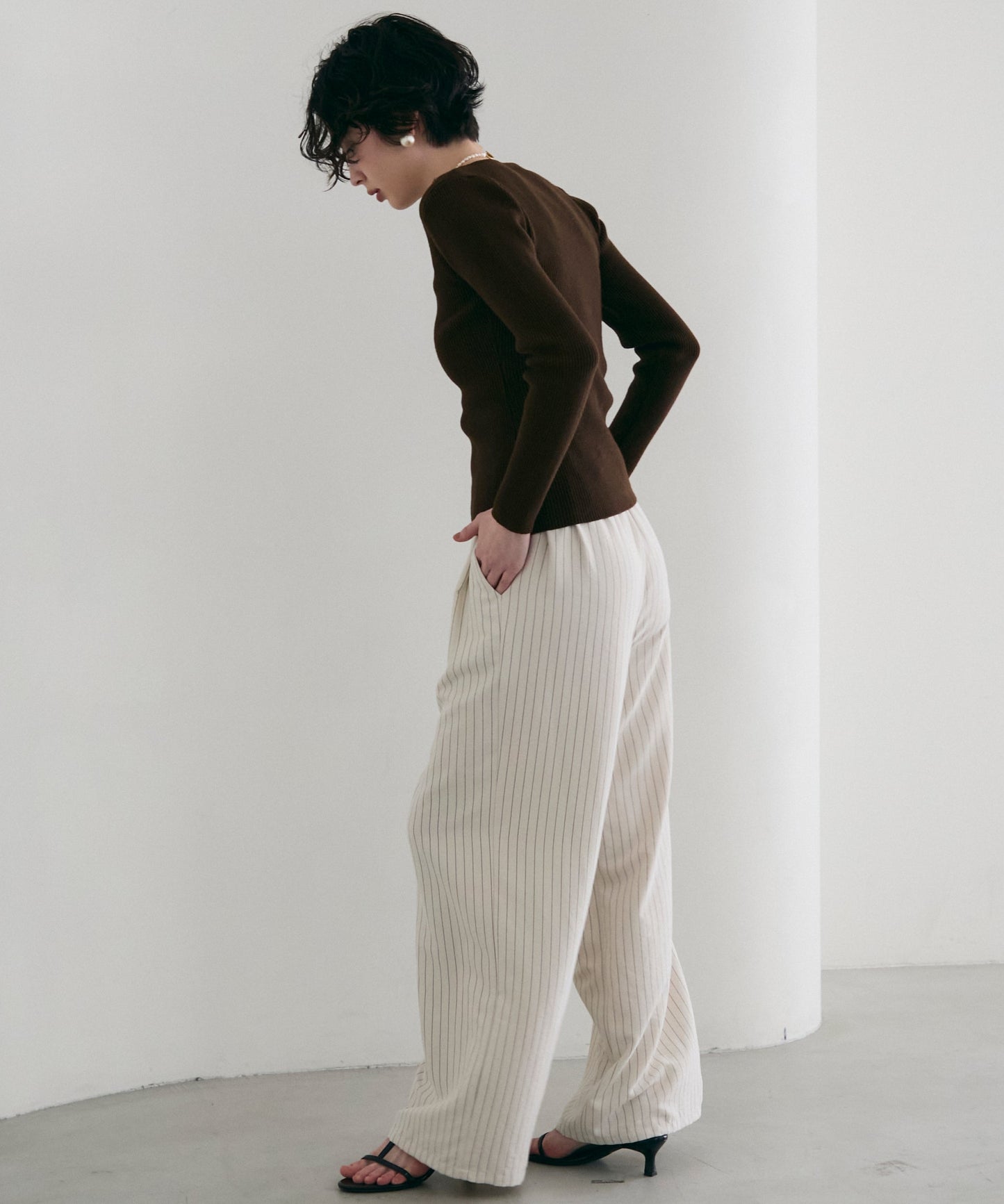 レースレイヤードヘンリーネックリブニット