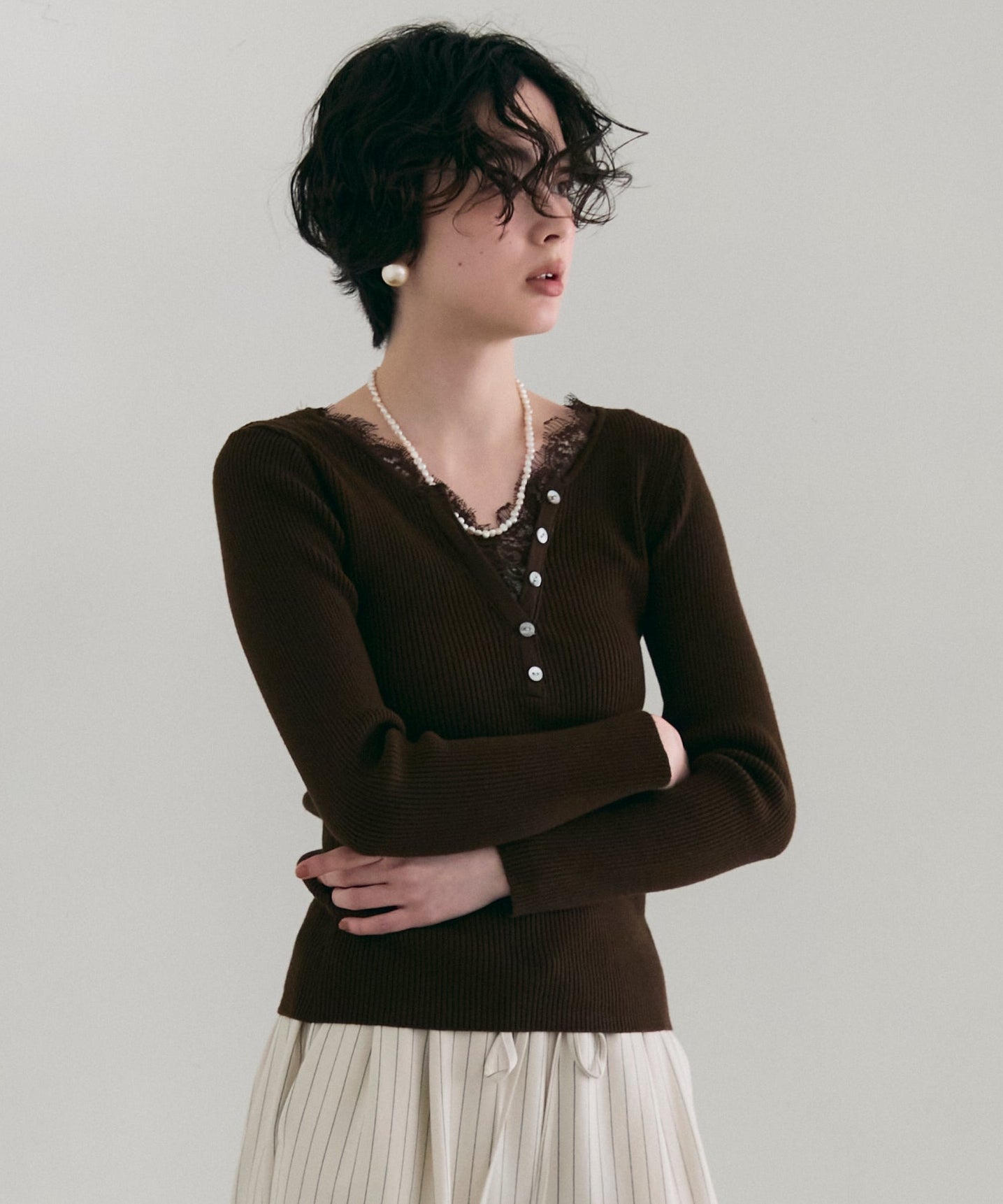 レースレイヤードヘンリーネックリブニット