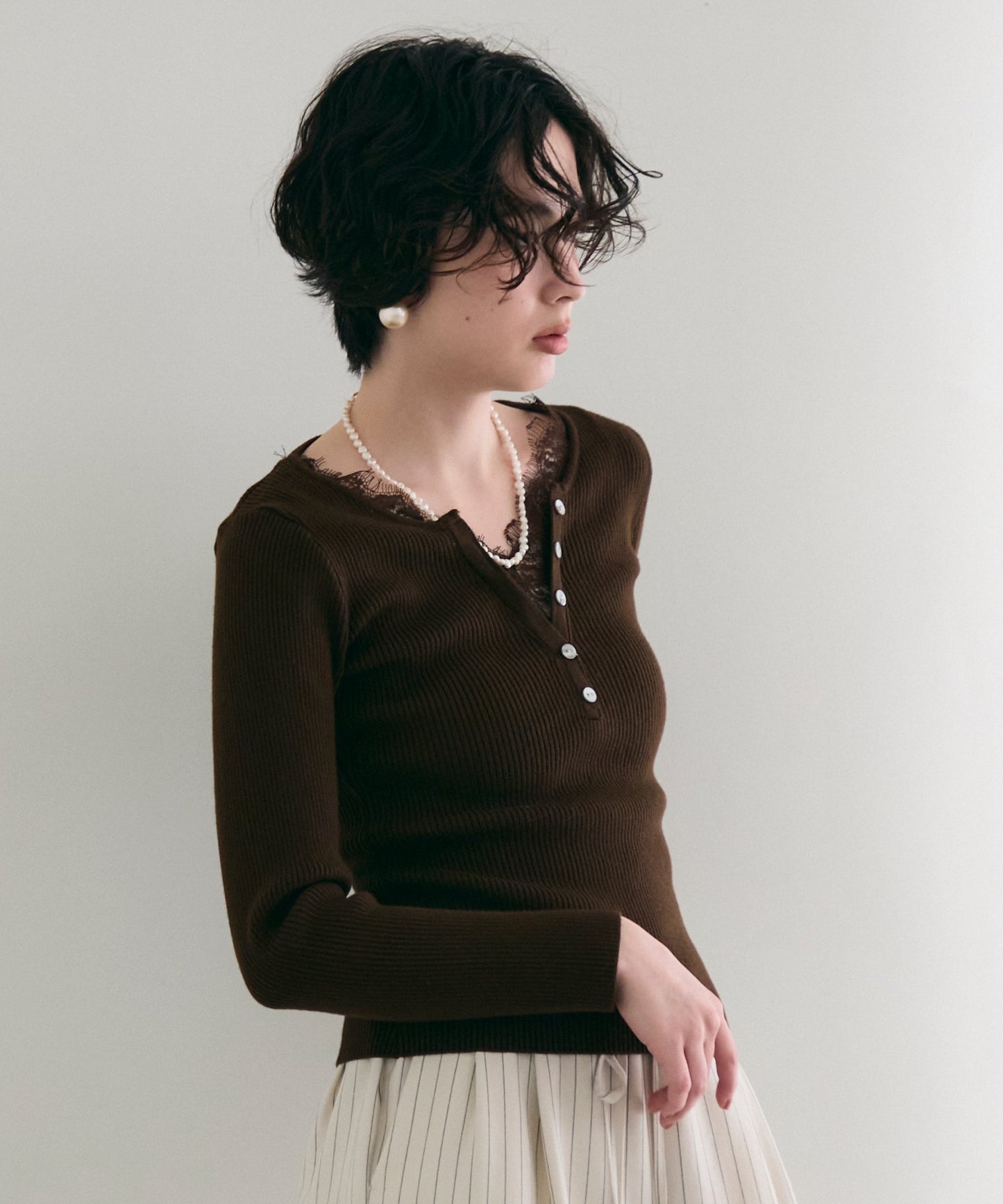 レースレイヤードヘンリーネックリブニット