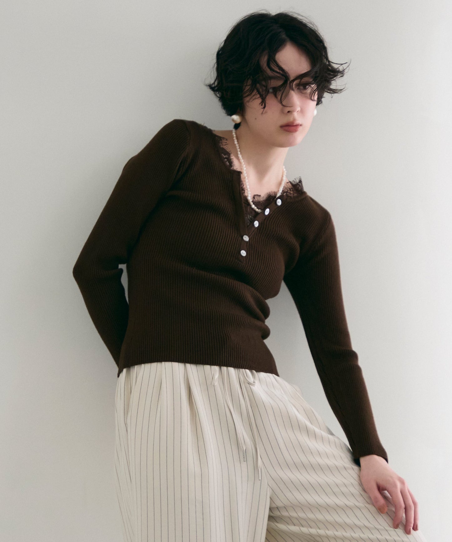 レースレイヤードヘンリーネックリブニット