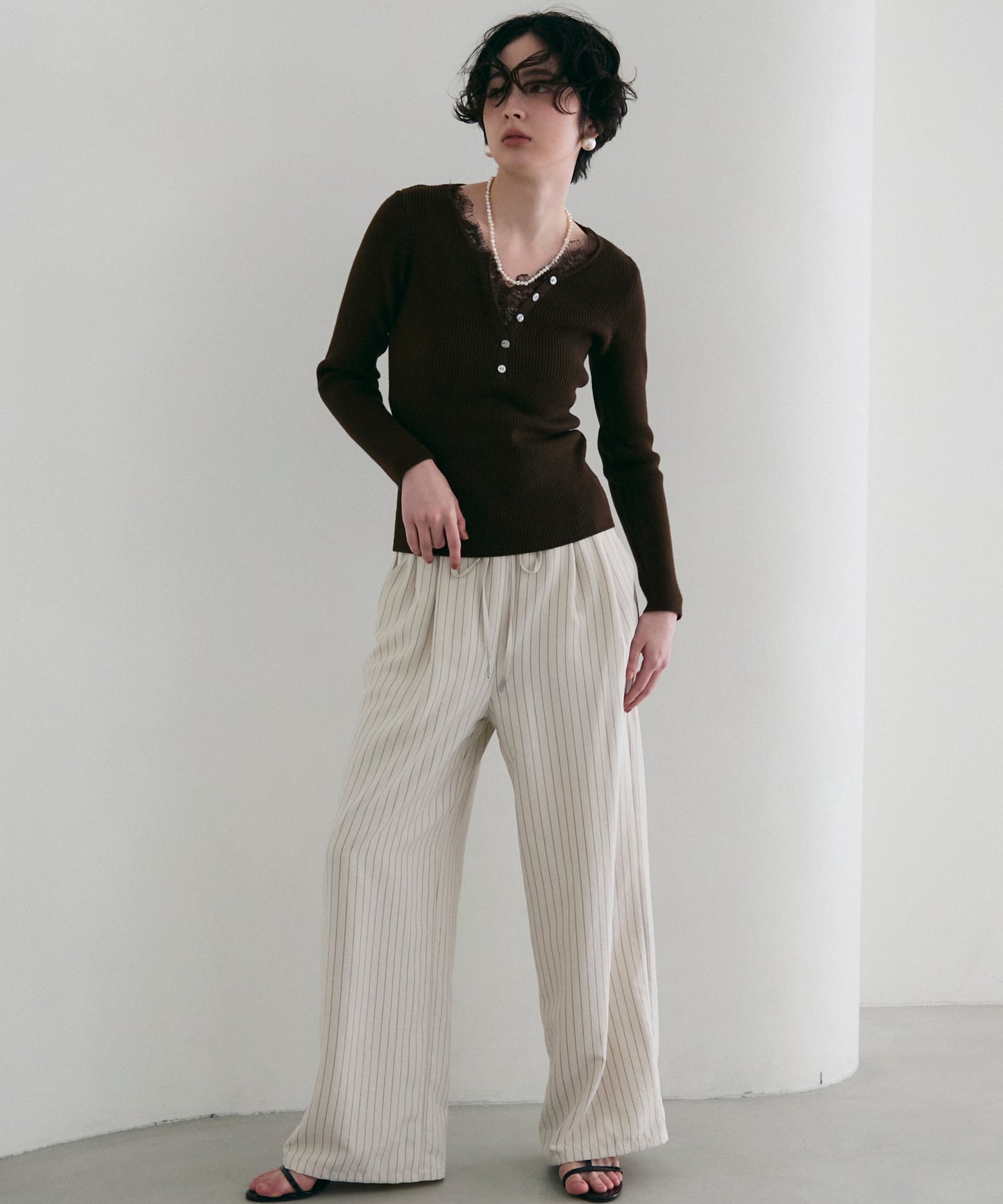 レースレイヤードヘンリーネックリブニット