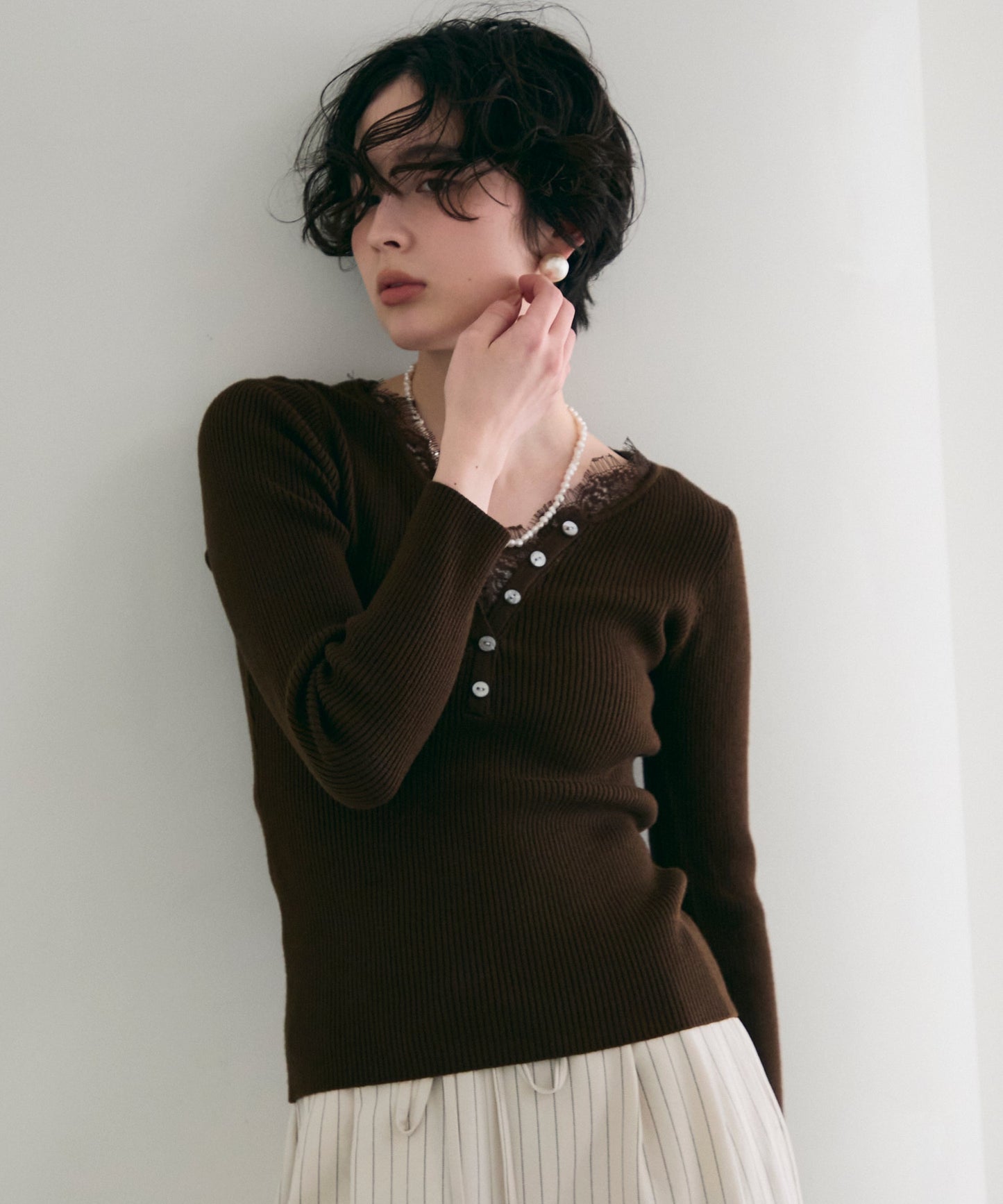 レースレイヤードヘンリーネックリブニット