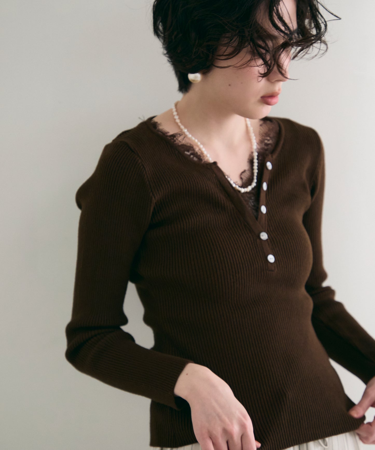 レースレイヤードヘンリーネックリブニット