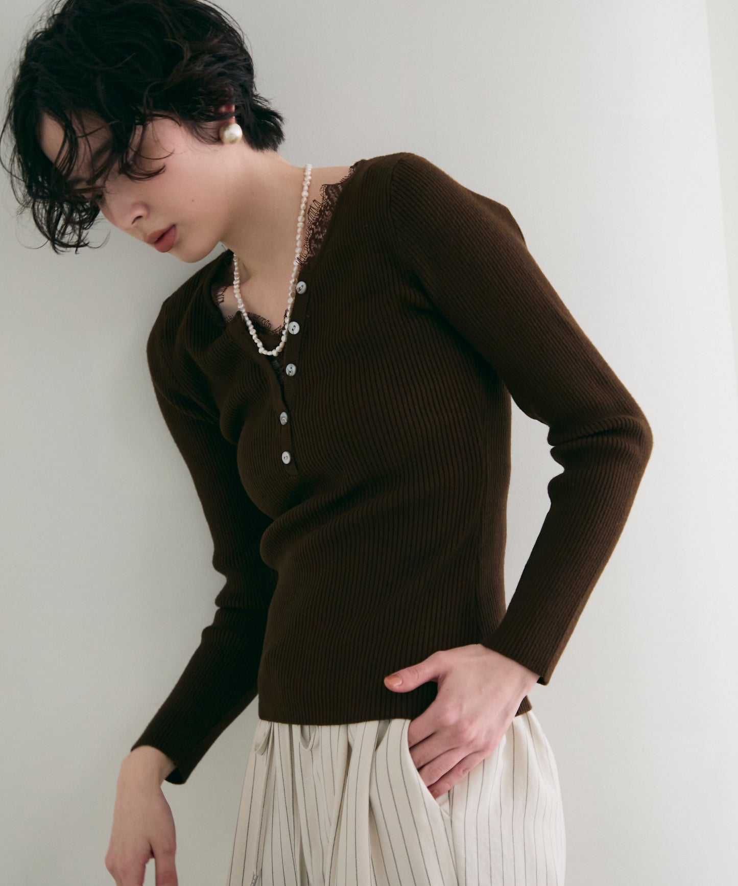 レースレイヤードヘンリーネックリブニット