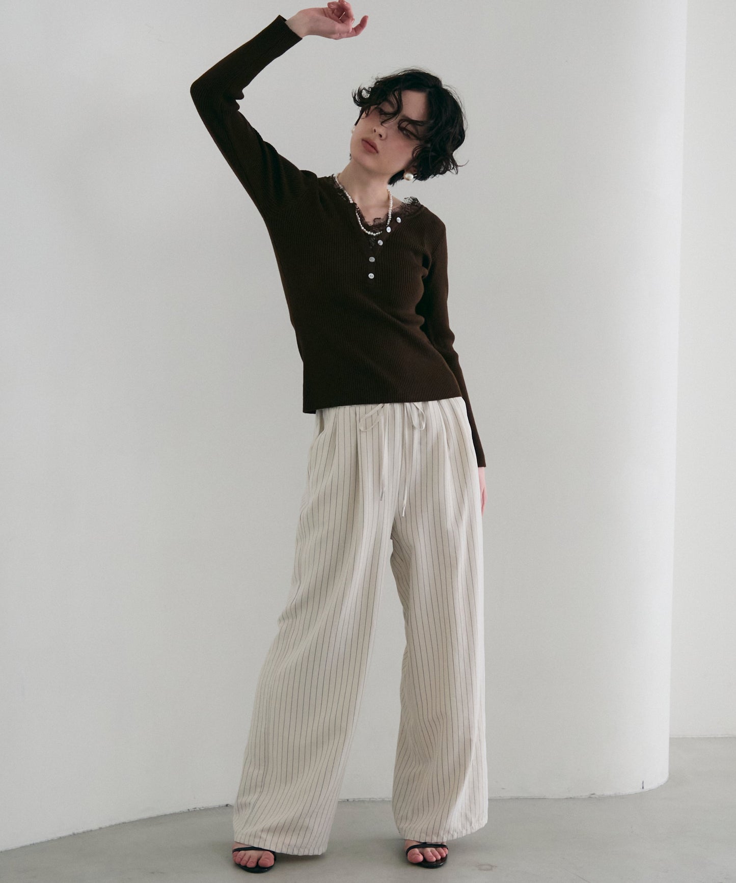 レースレイヤードヘンリーネックリブニット