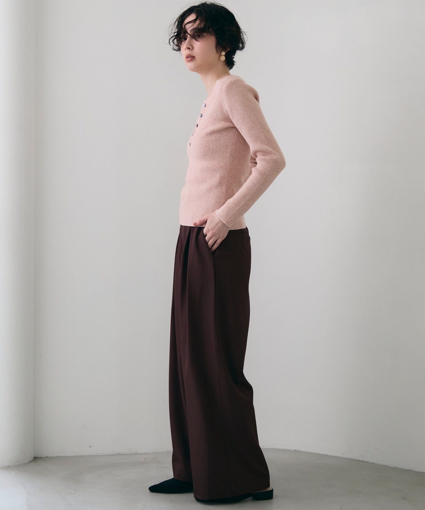 レースレイヤードヘンリーネックリブニット