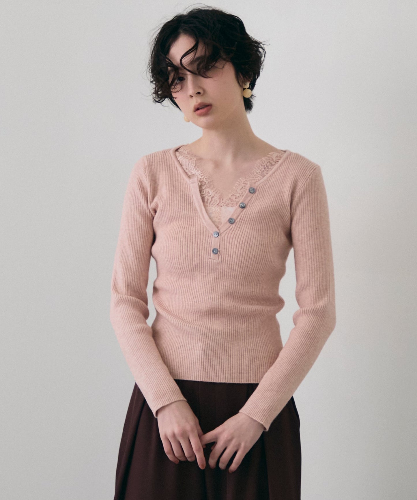 レースレイヤードヘンリーネックリブニット