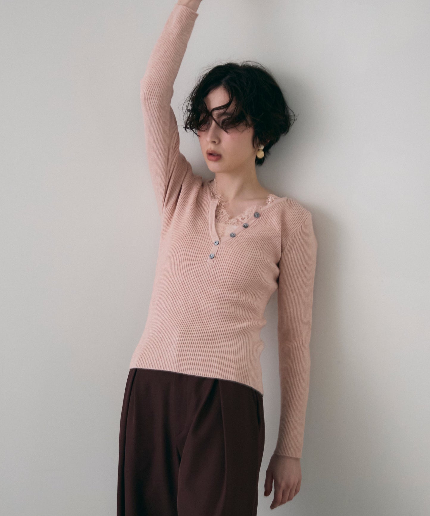 レースレイヤードヘンリーネックリブニット