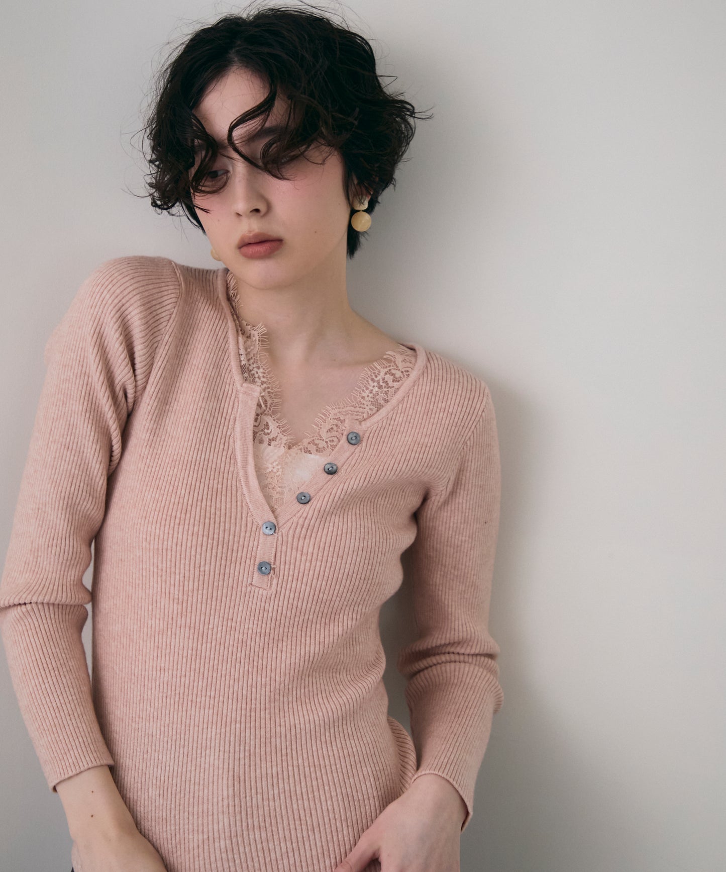 レースレイヤードヘンリーネックリブニット